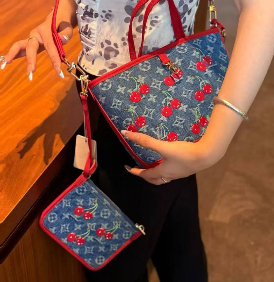 LV x TM Neverfull Inside Out BB Monogram cherry denim 20cm กระเป๋าสะพายทรงโท้ทพร้อมใบเล็กเข้าเซ็ท โดดเด่นมีชีวิตชีวา ด้วยเดนิมวินเทจปักลายเชอร์รี่สีสันสดใสสะดุดตาสะท้อนสไตล์ไอคอนิก
