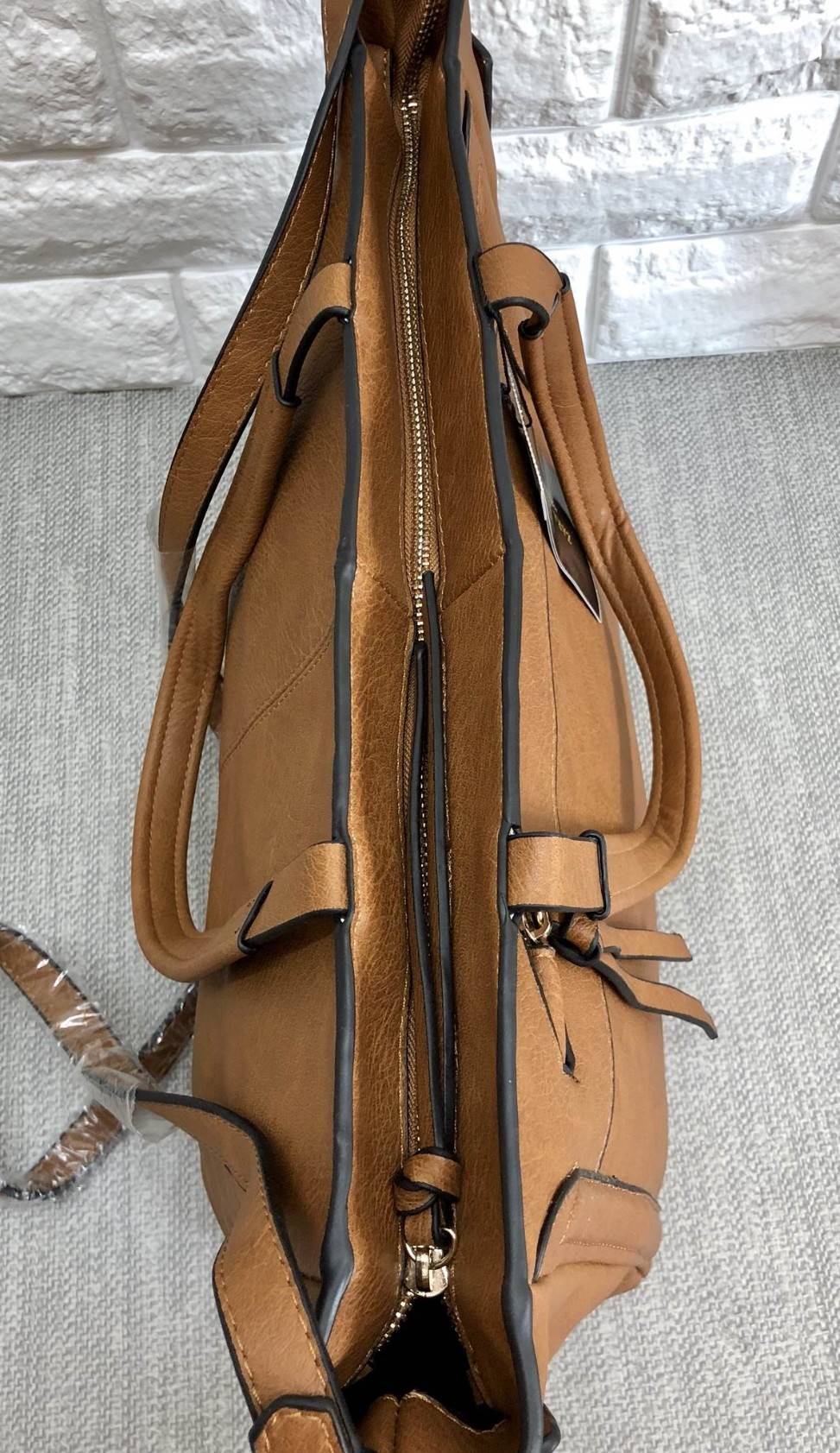 ZARA BASIC TOTE BAG กระเป๋าสะพาย ทรง TOTE ใบใหญ่จุสุดๆ วัสดุหนังแกะสังเคราะห์เนื้อนิ่ม texture สวย น้ำหนักเบา ดูแลรักษาง่าย เปิดปิดด้วยซิป ภายในกว้าง มีช่องซิป สามารถใส่เอกสาร A4, Notebook, ของใช้ได้เยอะ หูจับถนัดมือ แข็งแรง มาพร้อมสายสะพายยาว จะถือหรือสะ