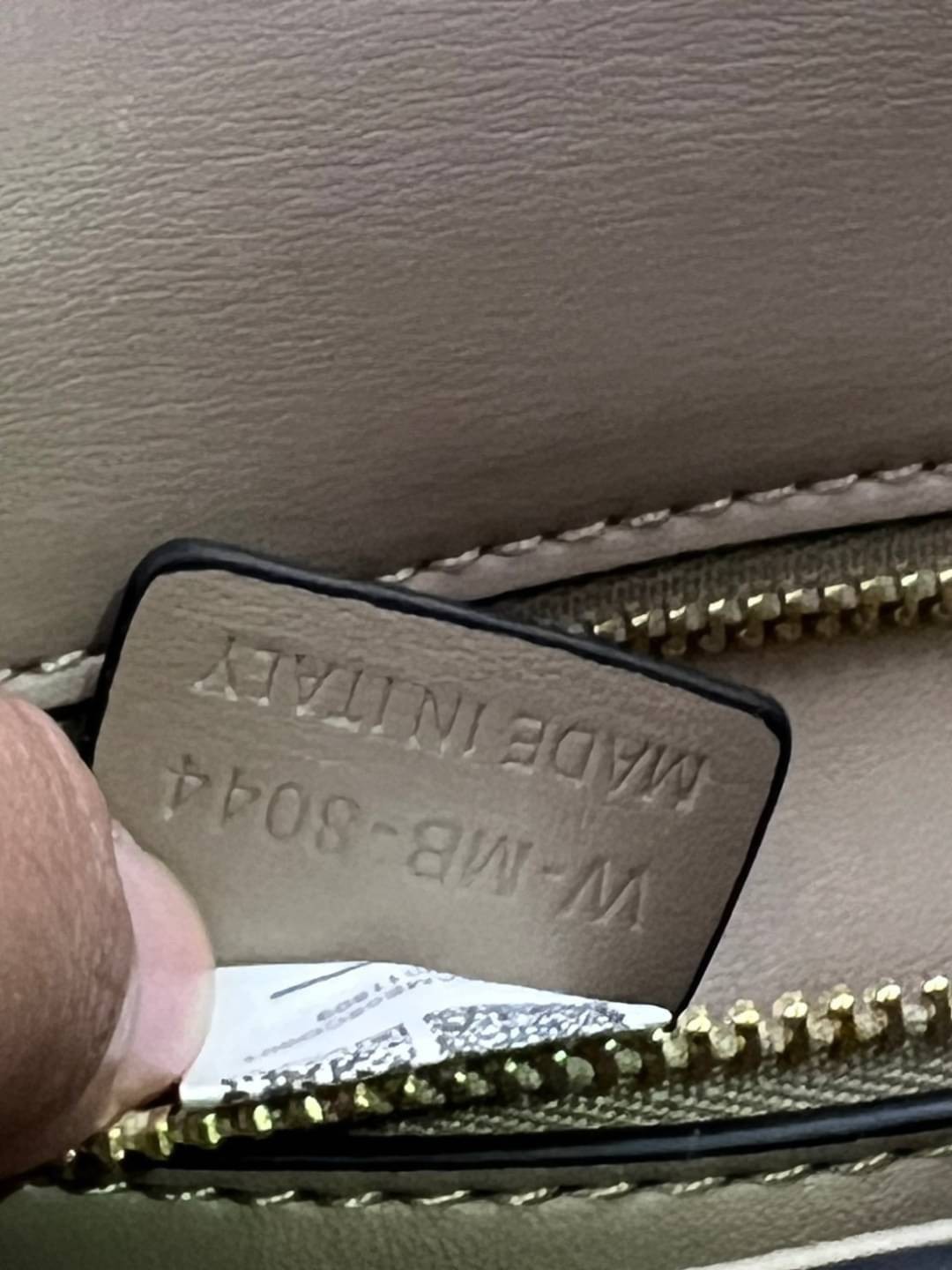 CELINE Classique Triomphe Bag in shiny / CELINE TRIOMPHE WITH CHAIN กระเป๋าสะพายทรงกล่องคล้าย Classic Box แต่มีรุ่นใหม่ออกแบบโลโก้สะดุดตาวินเทจ ด้วยดีไซน์ที่ดูโฉบเฉี่ยว