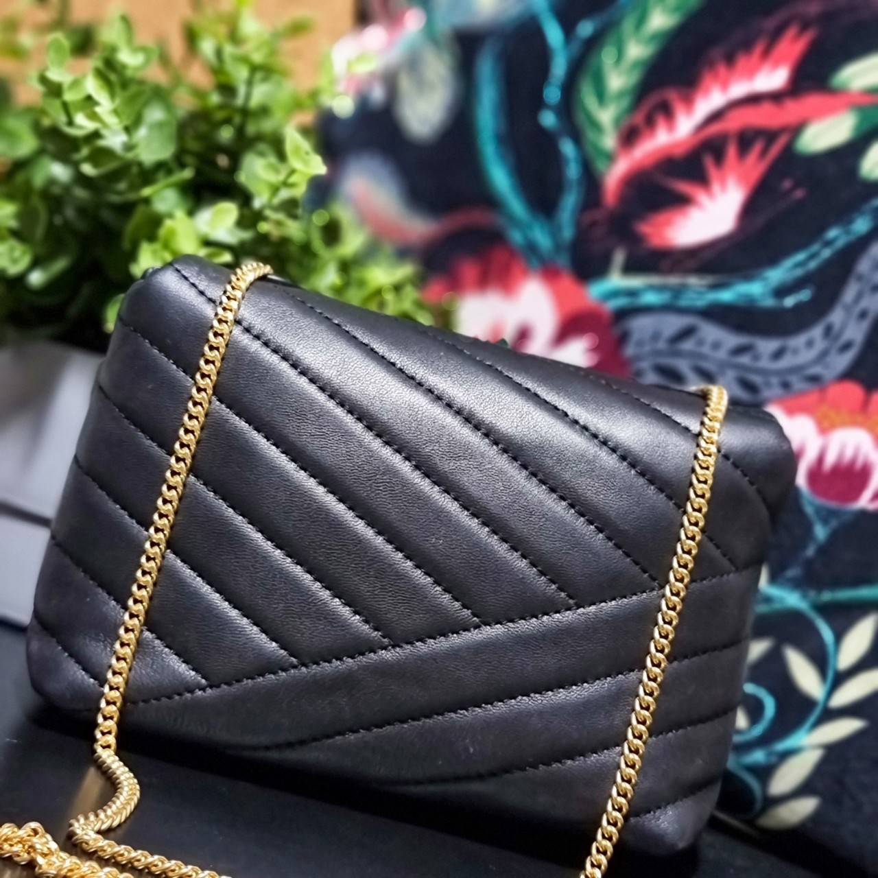 TORY BURCH KIRA CHEVRON EMBELLISHED LOGO MINI BAG ตามคำเรียกร้องจ้า!! ไซส์มินิ สะดวกใช้ พกพาง่าย สไตล์คุณหนู!! กระเป๋าสะพายข้าง ดีไซน์ทรงคลาสสิค โดดเด่นด้วยโลโก้ดีไซน์ประดับเม็ดสี เพิ่มมูลค่าและดึงดูดสายตามากขึ้น วัสดุหนังแกะ สัมผัสนิ่มมือ เปิด-ปิดด้วยกระ