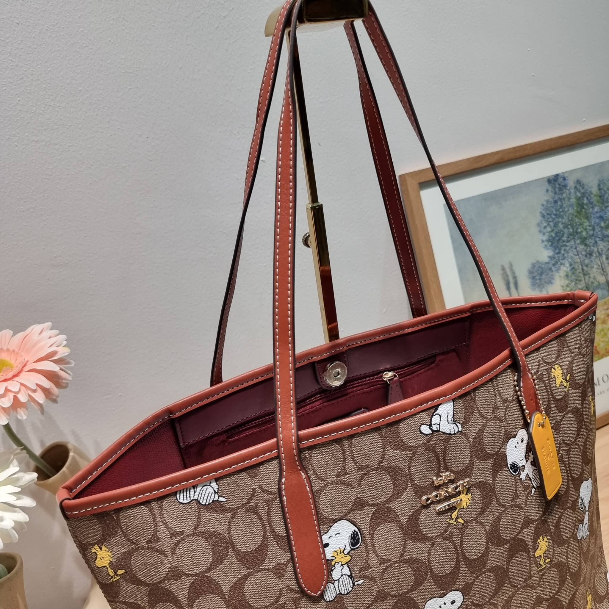Coach X Peanuts City Tote In Signature Canvas With Snoopy Woodstock Print CF166 คอลเลคชั่นใหม่ น่ารักเกินต้าน กับกระเป๋าทรงโท้ทไซส์ใหญ่ ดีไซน์ลวดลายการ์ตูนยอดฮิต ที่ใครๆก็ต้องรู้จัก พิมพ์คมชัดลงบนหนังแคนวาส รูปทรงสวย ปากกระเป๋ามีกระดุมแม่เหล็กปิดกันของหล่