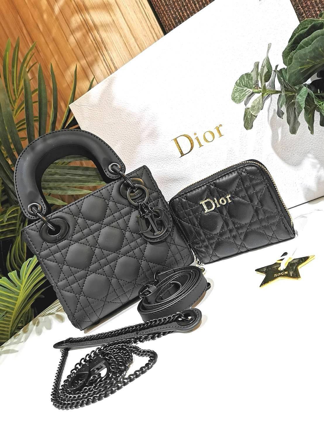 CHRISTIAN DIOR MINI BAG VIP GIFT WITH PURCHASE พรีเมี่ยมกิ้ฟรุ่น Limited สวยหรูดูดีอลังการเซตสุดคุ้มได้ทั้งกระเป๋าสะพายหนัง Calfskin + กระเป๋าสตางค์สั้น + Dior Gold Star ครบชุด ไอเท็มใหม่ล่าสุดน่าใช้น่าสะสม สินค้ามาพร้อมกล่องแบรนด์ จะซื้อใช้เองหรือมอบเป็น