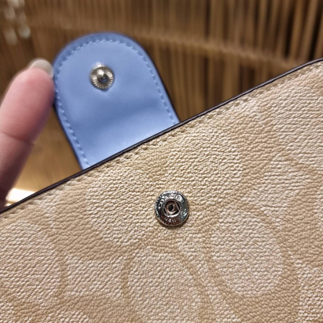 COACH C0082 MEDIUM CORNER ZIP WALLET IN SIGNATURE CANVAS ดีไซน์ใหม่ล่าสุด!! กระเป๋าสตางค์ใบกลาง 👛 ขนาดกำลังเหมาะมือ วัสดุหนังแคนวาสเคลือบลาย ดูแลรักษาง่าย มีช่องใส่บัตรและธนบัตรครบ และช่องซิปแยกไว้ใส่เหรียญ ครบเซ็ทแบบนี้เหมาะส่งต่อเป็นของขวัญที่สุ