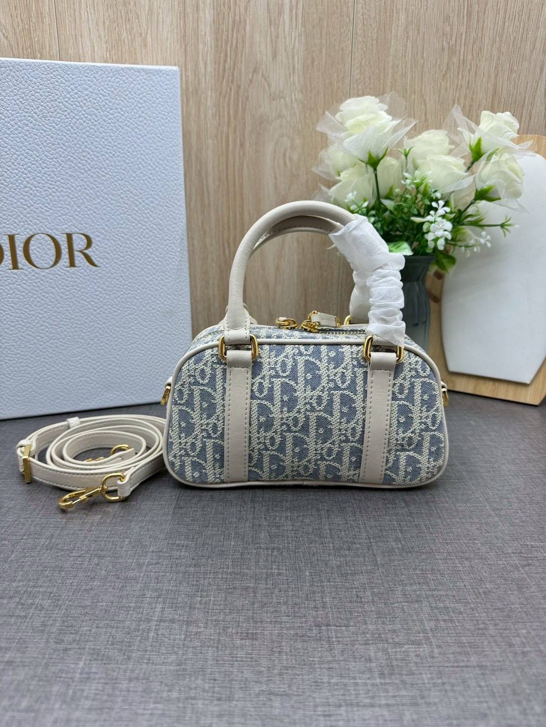 ORI หนังแท้ | DIOR D-Vibe East-West Nano Bag กระเป๋าทรงหมอนไซส์มินิน่ารัก ดีไซน์โบว์ลิ่งรูปทรงทันสมัยใช้งานง่ายจุของสำคัญได้ครบ สวยสง่างามเป็นเอกลักษณ์