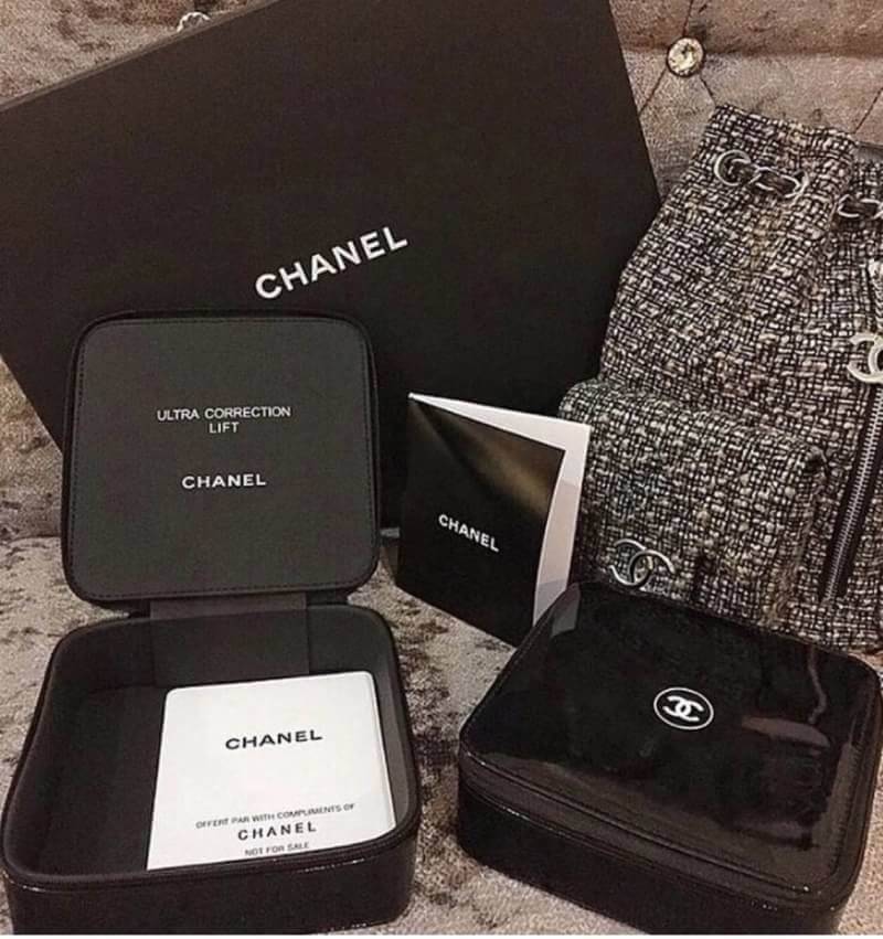 Chanel VIP Beaute Clear Transparent Cosmetic Bag & Chanel Cosmetic Hard Case Square With Zip ReStock..Best Seller!!! ซื้อ1ได้ถึง2ใบ...SET หายาก Vip. gift ของแท้ Limited Edition จากผลิตภัณฑ์ Chanel Lelift จากเคาเตอร์ต่างประเทศ ราคาสุดคุ้ม มาพร้อมถุงพลาสติก