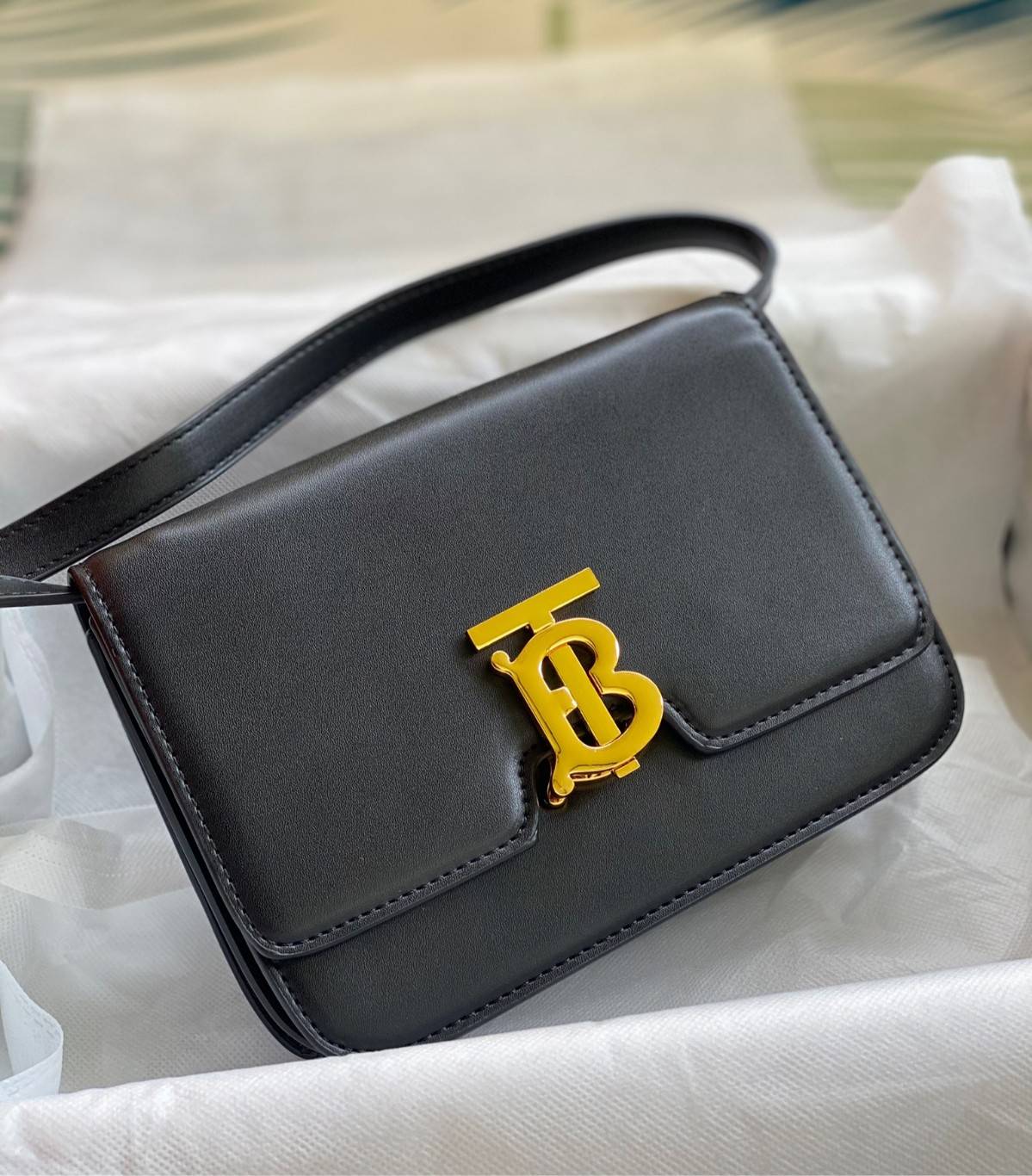 BURBERRY FRAGRANCES CROSSBODY BAG VIP GIFT WITH PURCHASE (GWP) กระเป๋าสะพายพรีเมี่ยมกิ๊ฟ Limited Edition จากน้ำหอม BURBERRY DUTY FREE วัสดุ Calfskin หนังเรียบสวยอยู่ทรงดีไซน์ยอดนิยมประดับโลโก้แบรนด์ทองด้านหน้า เปิดปิดด้วยฝาปิดสัญลักษณ์ตัวB ภายในมีช่องแบ่ง