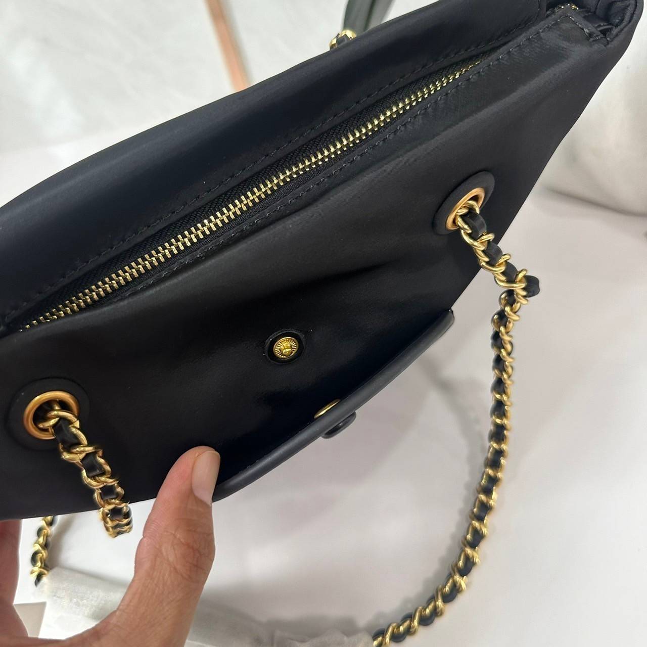 TORY BURCH Ella Chain Crossbody Nylon Bag กระเป๋าคล้องไหล่สายโซ่หรูหราโดดเด่นด้วยโลโก้หนังด้านหน้า สามารถปรับสะพายคอสบอดี้ สะพาลไหล่ได้