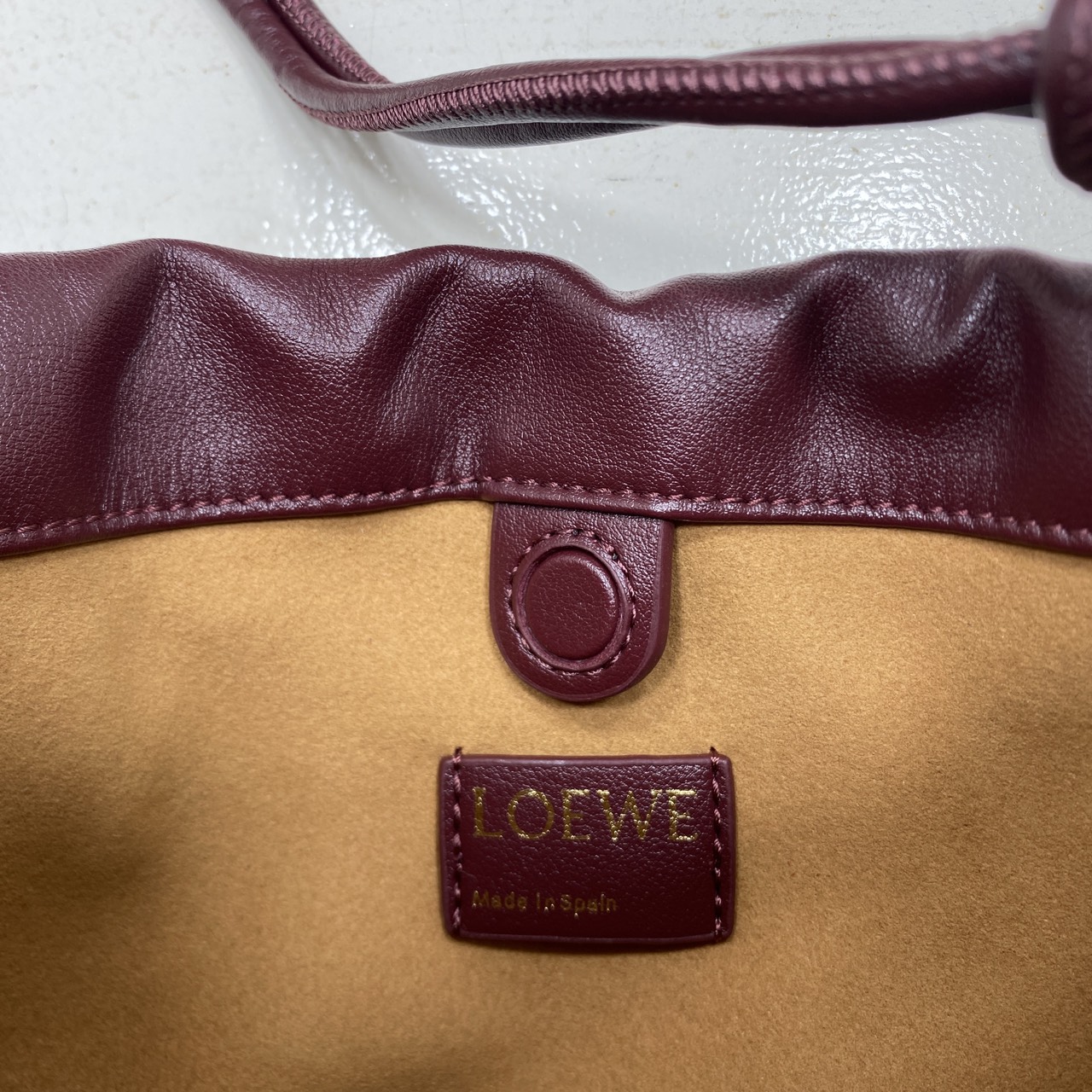 ORI หนังแท้ | LOEWE Mini Flamenco purse in mellow nappa leather / Loewe Bucket Bag กระเป๋าสะพายทรงบัคเก็ตไซส์มินิ หนังเรียบสวยหรู เรียบง่าย หนังแท้ผิวสัมผัสนุ่มมือ น้ำหนักเบาและนุ่มสบาย ดีไซน์จับจีบ เชือกผูกแบบปมโบราณ และสายโซ่รูปโดนัท