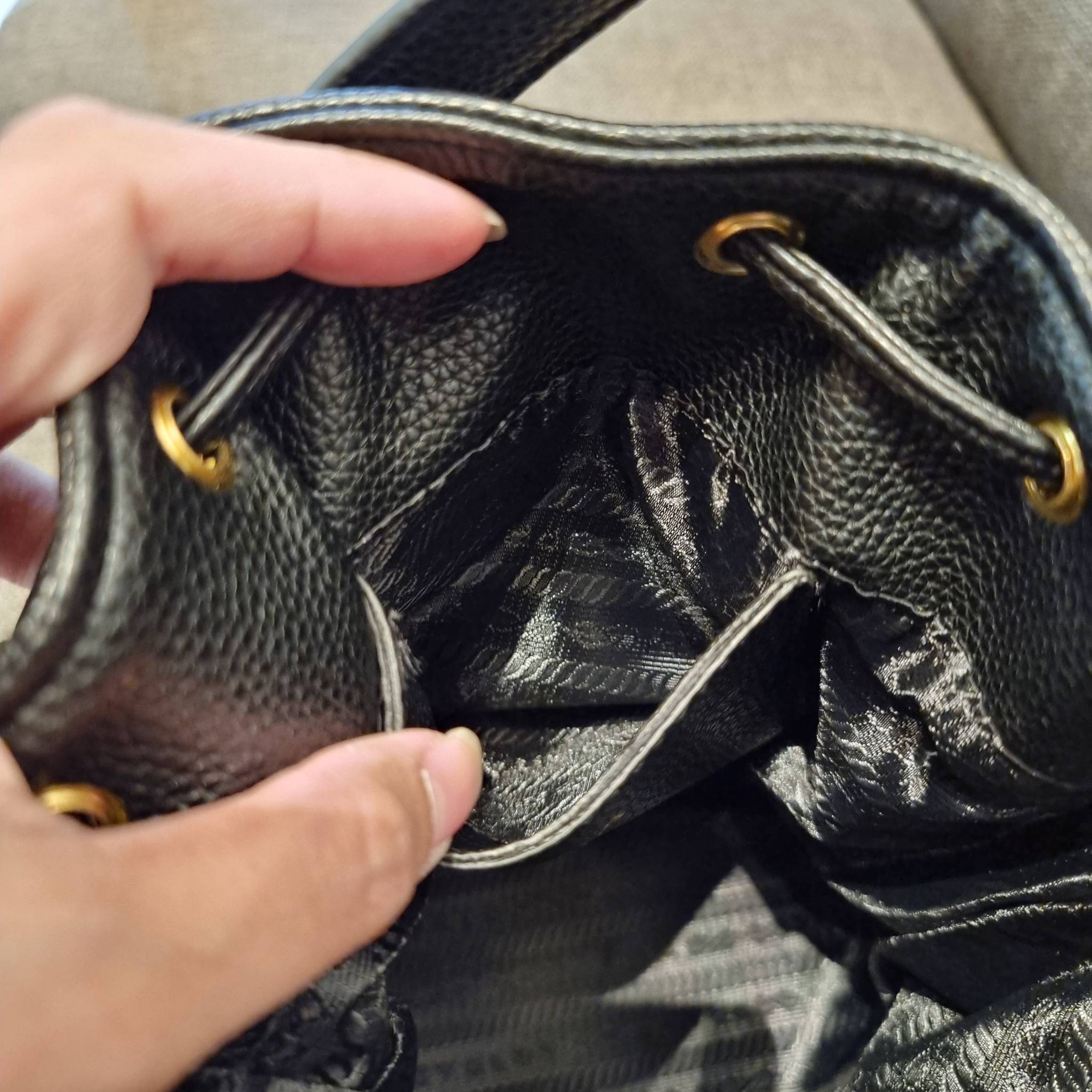 Prada leather bucket bag กระเป๋าสะพายทรงขนมจีบ ดีไซน์เรียบ แต่หรู น่าใช้มากๆ หนังสวยมาก วัสดุหนัง pepble สัมผัสนิ่มมือ ตกแต่งโลโก้สีทองตัดหนังดำ คือเลิศ!! ปากกระเป๋ารูดเปิดปิดได้ สะดวกใช้งาน ภายในโล่งกว้าง จุของได้เยอะ ไม่ธรรมดาเลย พิเศษ!! นอกจากสายคล้องใ