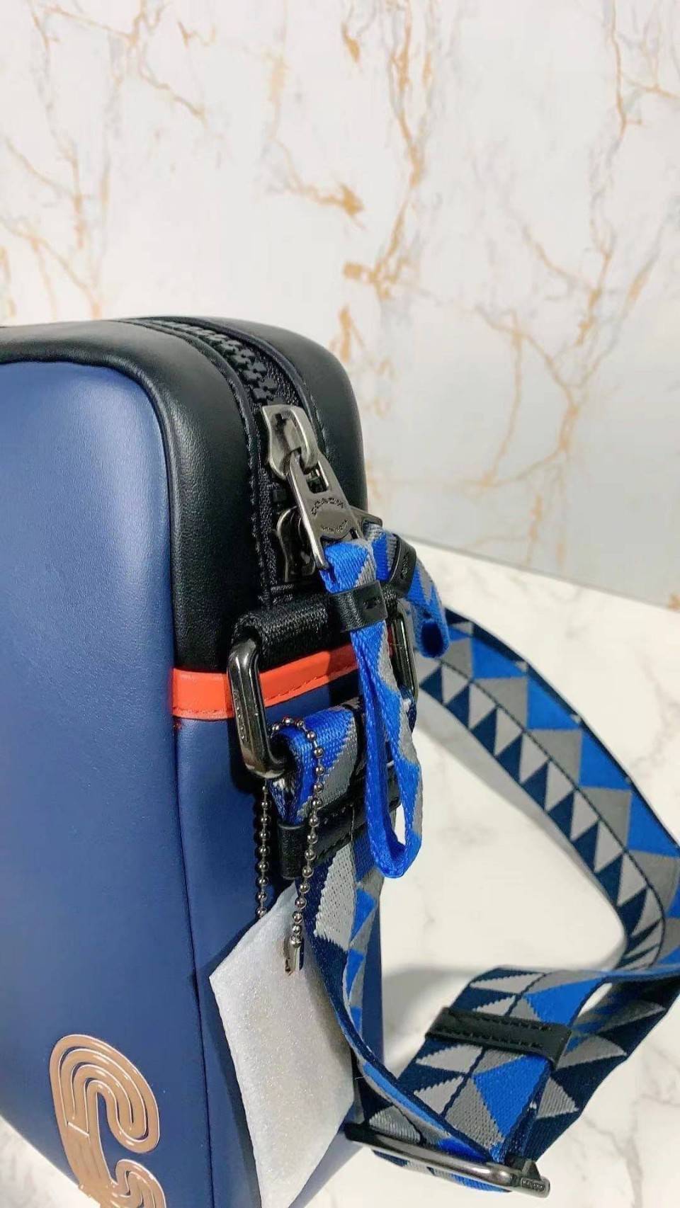 COACH NORTH/SOUTH EDGE CROSSBODY (COACH 5626) IN SIGNATURE CANVAS (COACH 6788) กระเป๋าสะพายผู้ชาย กระเป๋าสะพายรุ่นใหม่ ชนช็อป (!!)รุ่นหายาก สี COBALT MULTI วัสดุทำจาก หนังลูกวัวแท้ เนื้อเรียบ พิมพ์ลาย ขนาดกำลังดี