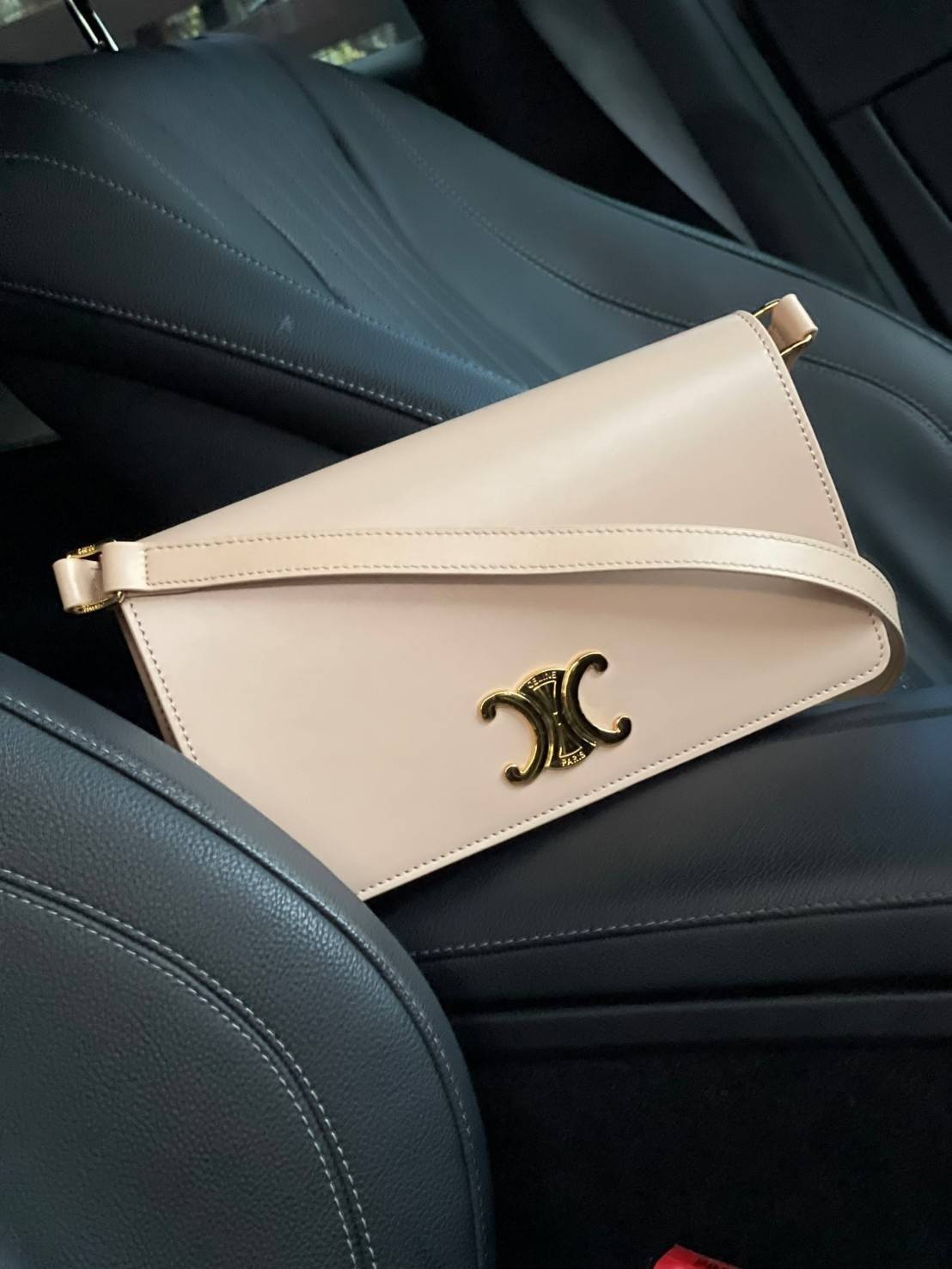 CELINE TRAPEZE TRIOMPHE BAG ดีไซน์เรียบหรู Timeless โดดเด่นมีเอกลักษณ์ ใช้ได้หลายโอกาส แมทช์กับการแต่งตัวง่าย จึงครองใจสาว ๆ ได้ไม่ยาก โดยเป็นกระเป๋าสะพายไหล่ที่อัดแน่นด้วยกลิ่นอายความคลาสสิกและหรูหราตามแบบฉบับของ Celine ด้านหน้าตกแต่งด้วยโลโก้สีทองโดดเด่