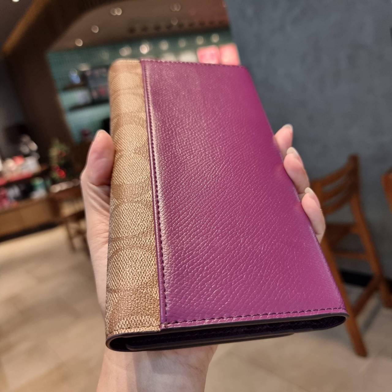 COACH F53763 TRIFOLD WALLET IN SIGNATURE กลับมาแล้วจ้า!! รุ่นขายดี!! 💓 ดีไซน์ใหม่ กระเป๋าสตางค์ใบยาว แถมที่ห้อยใส่บัตรแยกให้ (ถอดออกได้) น่ารักมากๆ ใช้งานง่าย เปิด-ปิดด้วยกระดุม ภายในใส่ธนบัตร ใส่บัตรได้เยอะ ใส่มือถือได้ไปอีก!! จุใจสุดๆ บอกเลยว่าใ