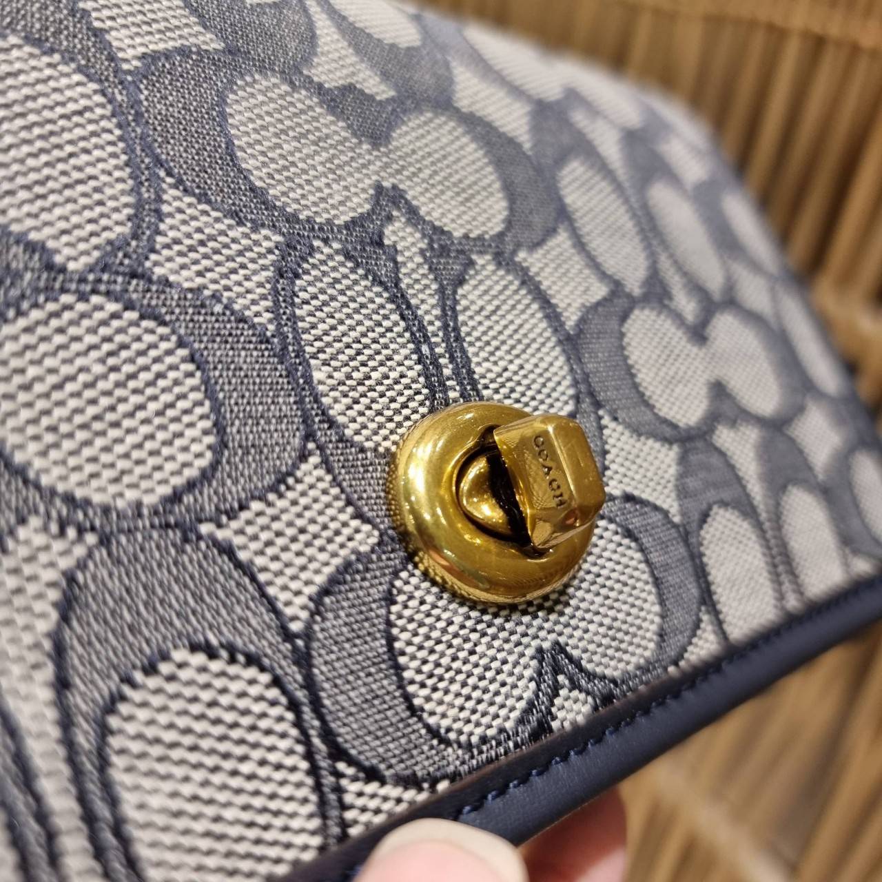 COACH C3824 FOLDOVER CROSSBODY CLUTCH IN SIGNATURE JACQUARD คลัทช์เก๋ๆที่สาวๆตามหา 2IN1 ไปอีกหนึ่ง!! กระเป๋าสะพายทรงคลัชท์ ใช้งานได้ถึง 2 แบบ จะพกเดี่ยวๆแทนกระเป๋าสตางค์ หรือคล้องสายสะพายข้าง สะพายชิคๆคูลๆ ก็ได้อีก มันดีงามมากทุกสี เพราะความละมุนของผ้า ja