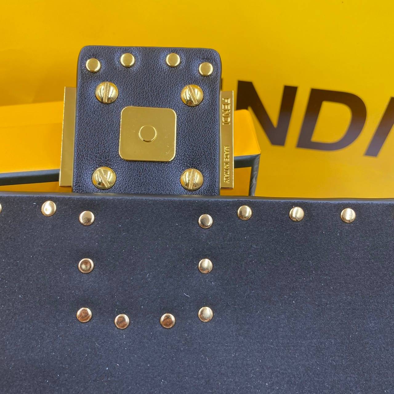 หนังแท้ Fendi Baguette full grain leather bag