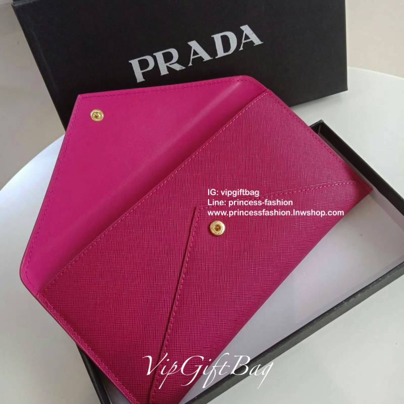 พร้อมส่งครบสีค่าาา กระเป๋าสตางค์ยาว *ทรงหรู จากงานพรีเมี่ยมกิ้ฟ จากเคาเตอร์ต่างประเทศ จากแบรนด์ PRADA ลายหนัง saffiano ของแท้ 100% เปิดปิดฝาพับ มีช่องใส่บัตร 6 ช่อง ด้านในมีช่องใหญ่2ช่อง ใส่ได้ถึงแบงค์พัน หรือจะใส่มือถือได้ถึง Iphone+ และช่องซิปใส่ของจุกจ
