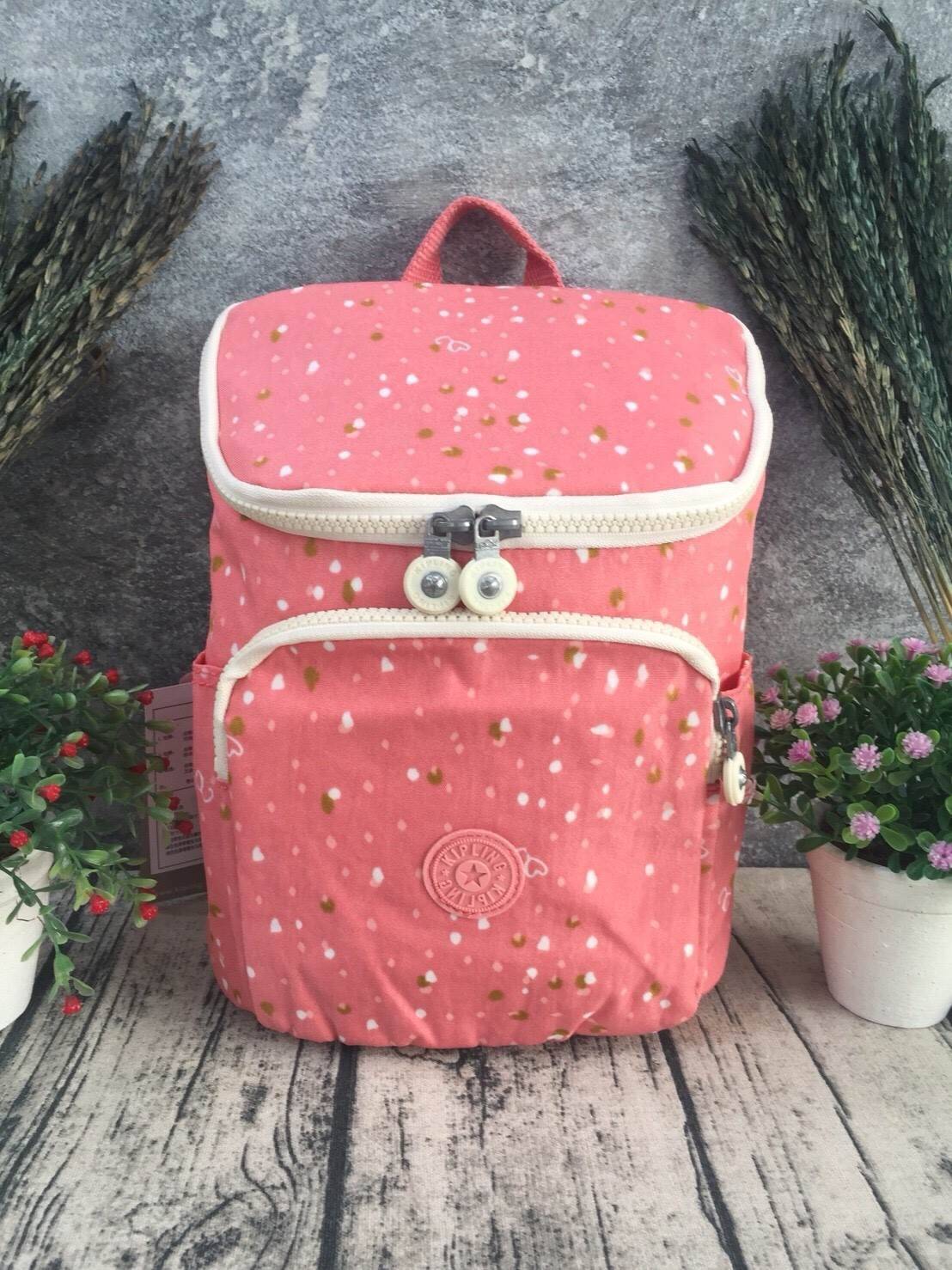 กระเป๋าเป้ Blakeney ไซส์ S จาก KIPLING ที่ออกแบบมาสำหรับผู้หญิง มาพร้อมดีไซน์เบาะรองรับหลัง ซึ่งเหมาะสำหรับ active lifestyle สามารถเก็บของได้อย่างจุใจแต่มีน้ำหนักเบา รวมถึงมีคุณสมบัติกันน้ำช่วยป้องกันให้ของในกระเป๋าปลอดภัยไร้กังวล