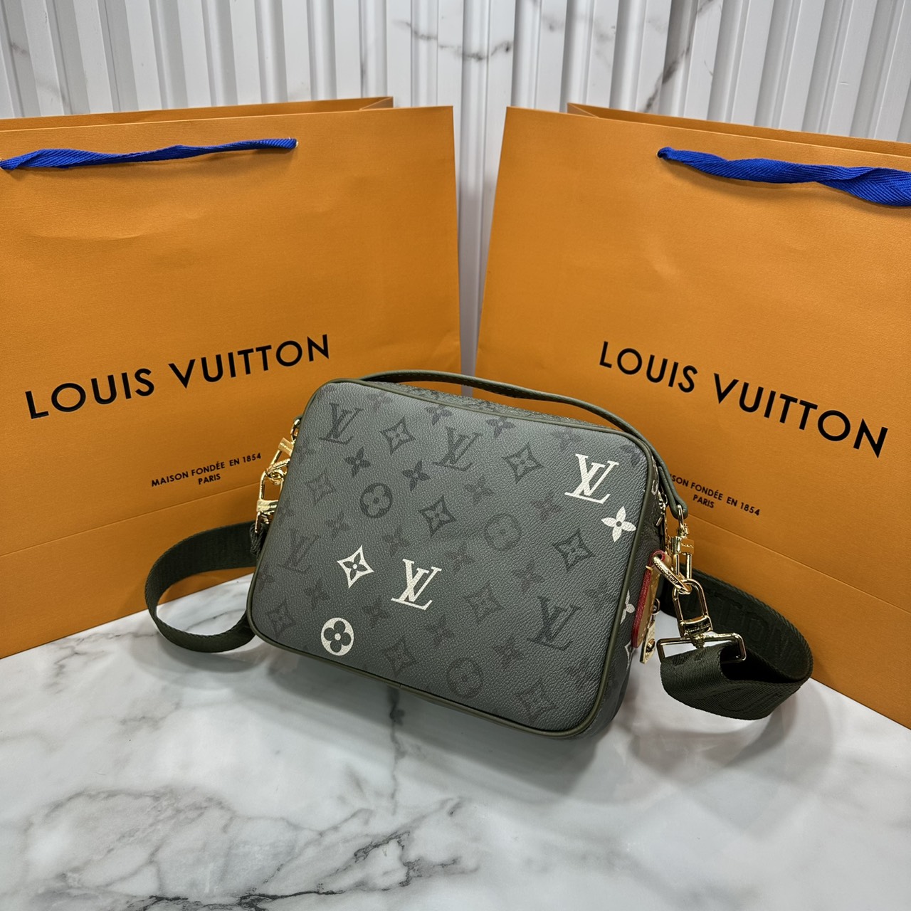 ORI หนังแท้ | LV Nil Messenger PM Navy Green กระเป๋าสะพายทรงแมสเซ็นเจอร์ สีใหม่ดีไซน์ใหม่