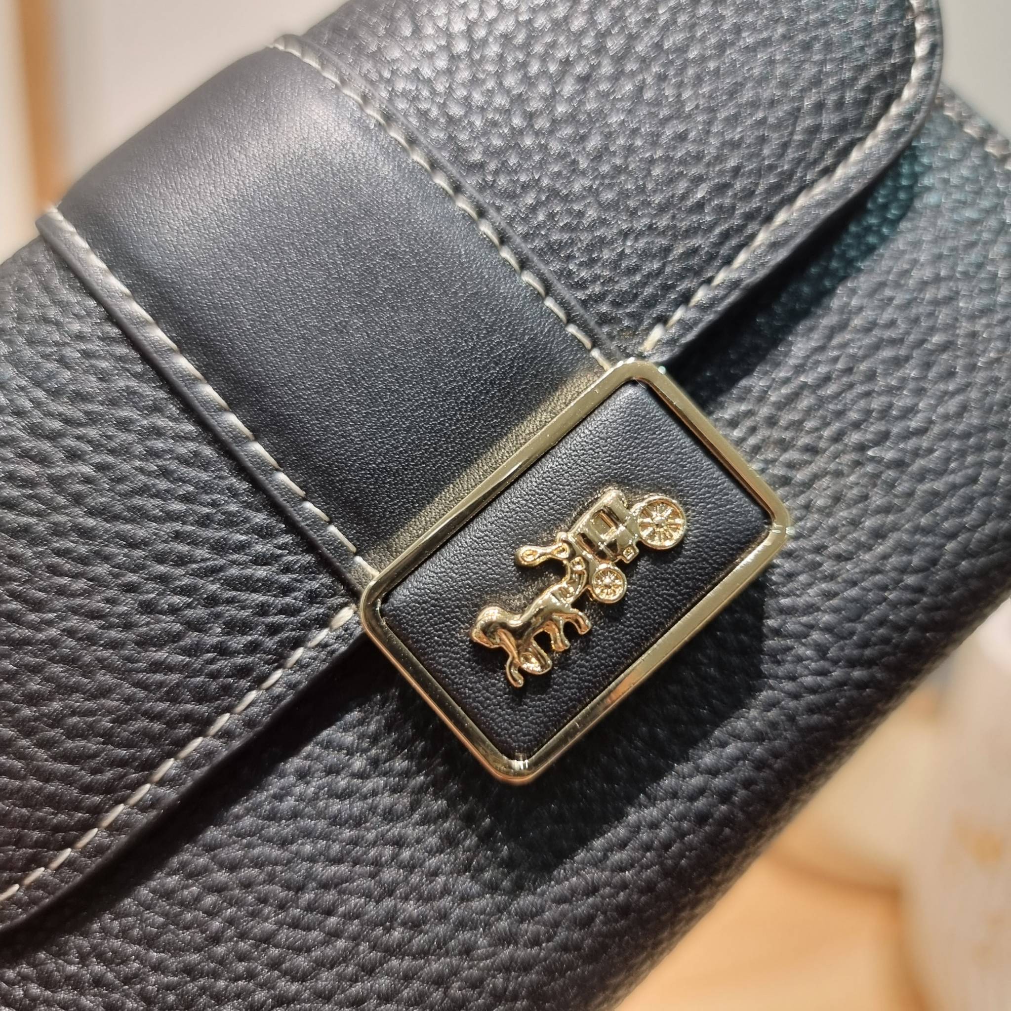 COACH MEDIUM GRACE WALLET IN SIGNATURE CANVAS CC061 CC060 CC059 พร้อมส่ง 5 สี กระเป๋าสตางค์ใบกลาง ดีไซน์หรู โดดเด่นด้วยโลโก้สไตล์วินเทจ คลาสสิค โทนสีใช้งานง่าย