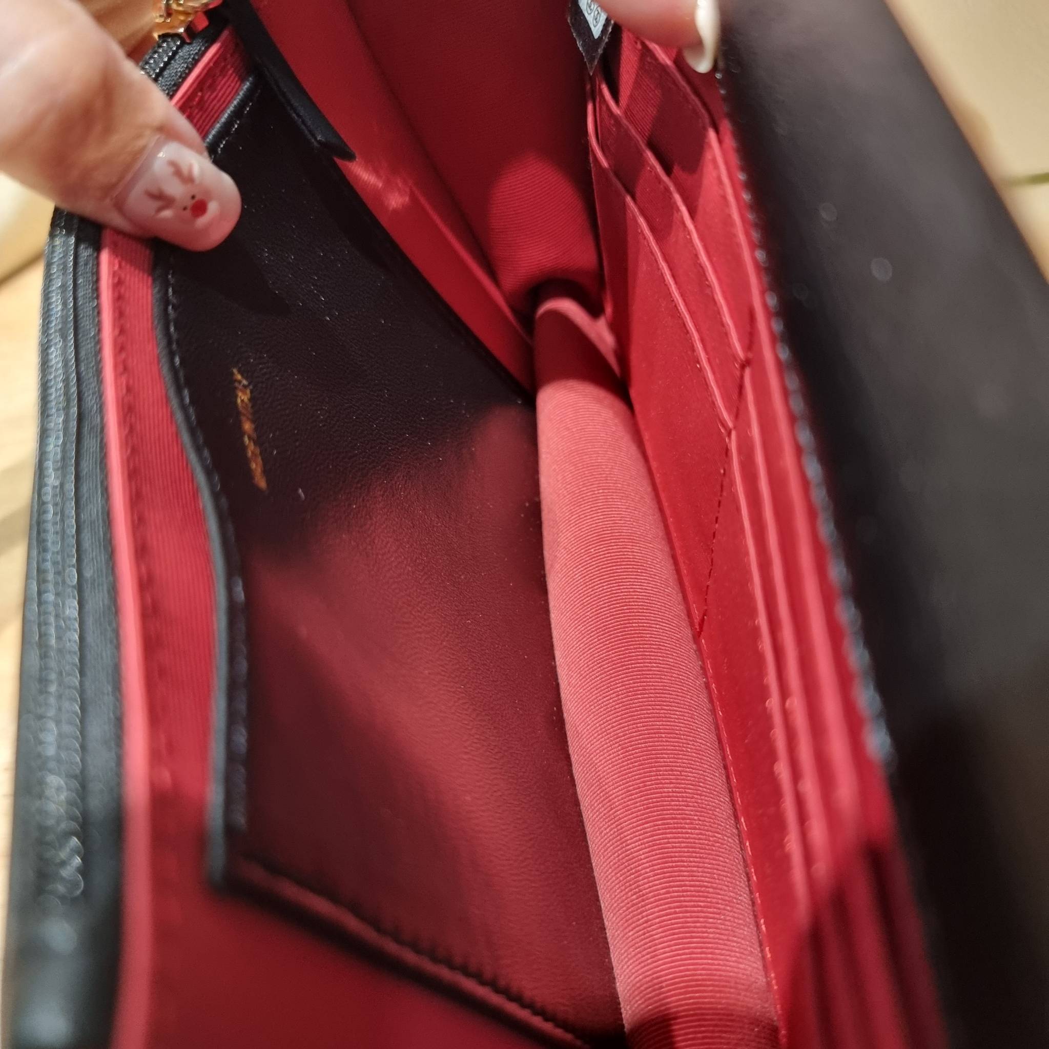 CHANEL woc with top handle black / CHANEL WALLET ON CHAIN กระเป๋าสะพายข้างไซส์กำลังดี สวยหรู ดีไซน์คลาสสิคผสานกิมมิคประจำแบรนด์ ทำให้ไอเท็มนี้เพิ่มมูลค่าขึ้นไปอีก สร้างสรรค์ตัวกระเป๋าด้วยหนังแกะ สัมผัสสบายมือ ใช้งานสะดวกด้วยกระดุมแม่เหล็ก ภายในกระเป๋าแบ่ง