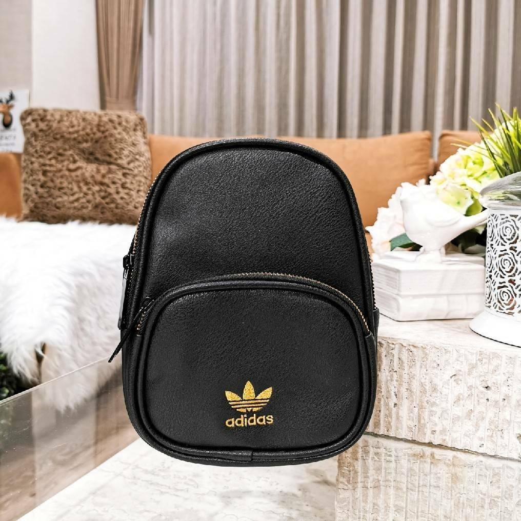 ADIDAS MINI BAGPACK กระเป๋าเป้สไตล์ Sport ขนาดมินิ กำลังน่ารัก น้ำหนักเบา ด้านหน้ามีโล้โก้และช่องซิป เปิดปิดด้วยซิปสะดวกใช้หัวซิปแบรนด์ ภายในมีโลโก้และช่องใส่ของ มีหูจับถนัดมือ สายสะพายเลื่อนปรับระดับได้ freesize ไอเท็มใหม่ดีไซน์สุดฮิต พร้อมส่งที่ไทยในราค
