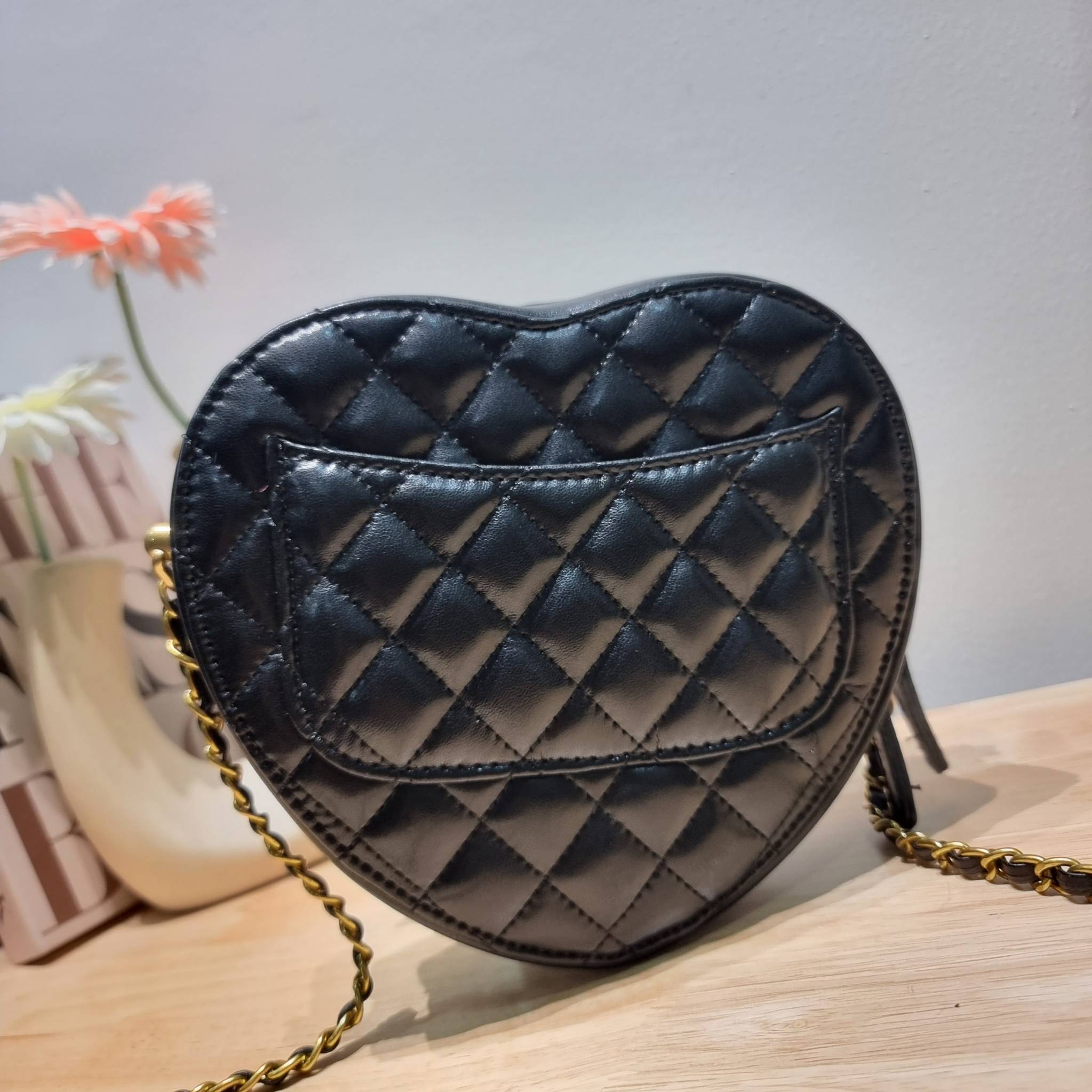 CHANEL Heart Bag Lambskin & Gold-Tone Meta สวยมาก มงลงมาก!! กระเป๋าสะพายสุดคิ้วท์ ที่ดีไซน์รูปทรงหัวใจไม่ซ้ำใคร น่ารักทุกสี น่าใช้ไปเลยแม่!! วัสดุหนังแกะฟอกสี เปิด-ปิดด้วยซิป ด้านหน้ามีช่องเก็บของจุกจิก ภายในเป็นช่องโล่ง ใส่มือถือ ใส่กระเป๋าสตางค์สั้นได้ 