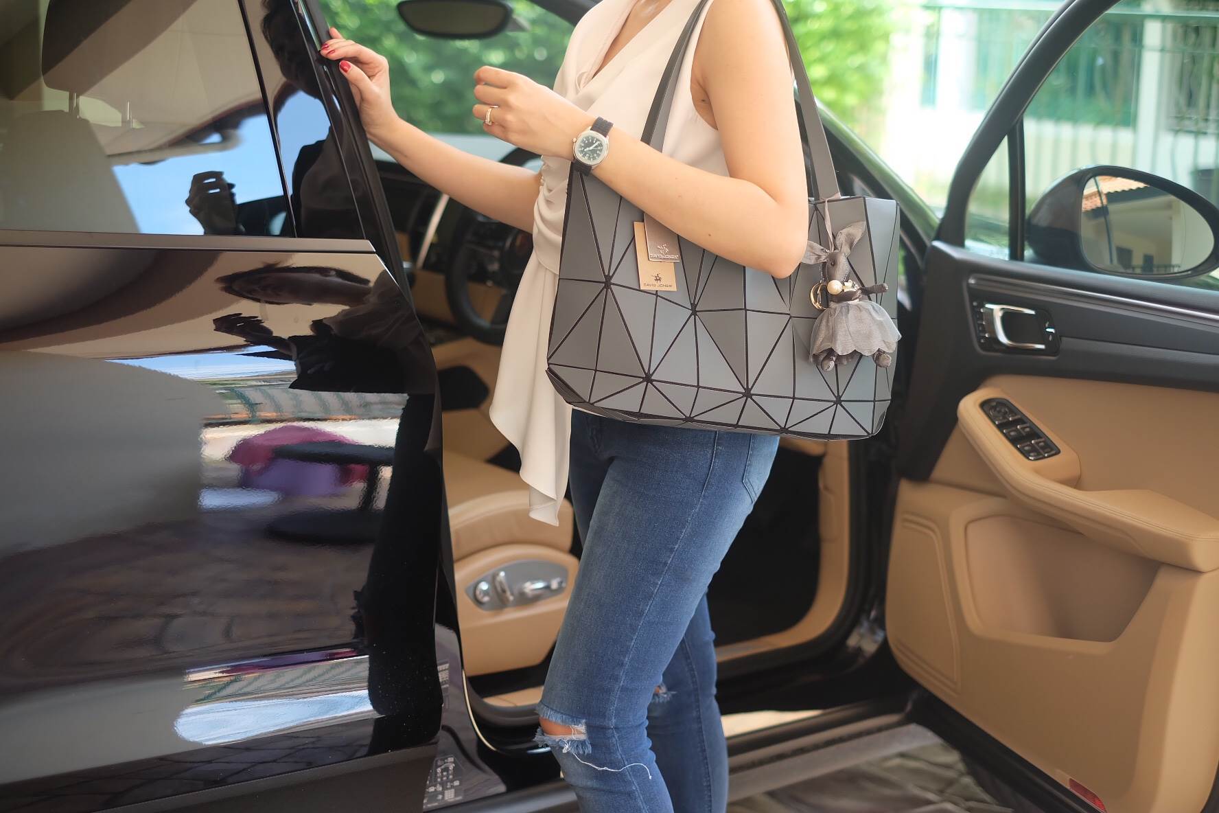 ห้ามพลาดเลยค่า ได้ สีใหม่ ลายใหม่ Metallic Grey 💕ทรงสุดฮิตจากแบรนด์ David Jones ใบนี้ มาพร้อมกับน้องกระต่ายสีเข้า set กับกระเป๋าคะ กระเป๋า ทรง Tote ตัวกระเป๋าเย็บติด ด้วยแผ่นอคิลิค สุดหรู ดีไซน์เกร๋ จุดเด่นที่ น้ำหนักเบา สามารถ ถือ หรือ สะพายไหล่ไ