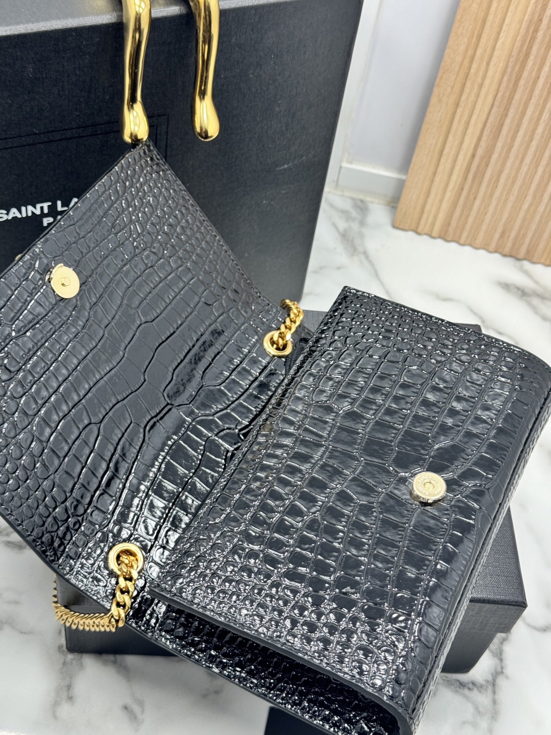 ORI หนังแท้ | 20cm Ysl Kate Croc Tassel Bag / YSL Woc Bag กระเป๋าสะพายทรง woc เรียบหรูดูแพงที่แท้จริง งานหนังลายจรเข้เต็มใบโดดเด่นด้วยโลโก้แบรนด์สุดหรู พร้อมพู่ห้อย รุ่นฮิตลอดกาลดูดีมีระดับ