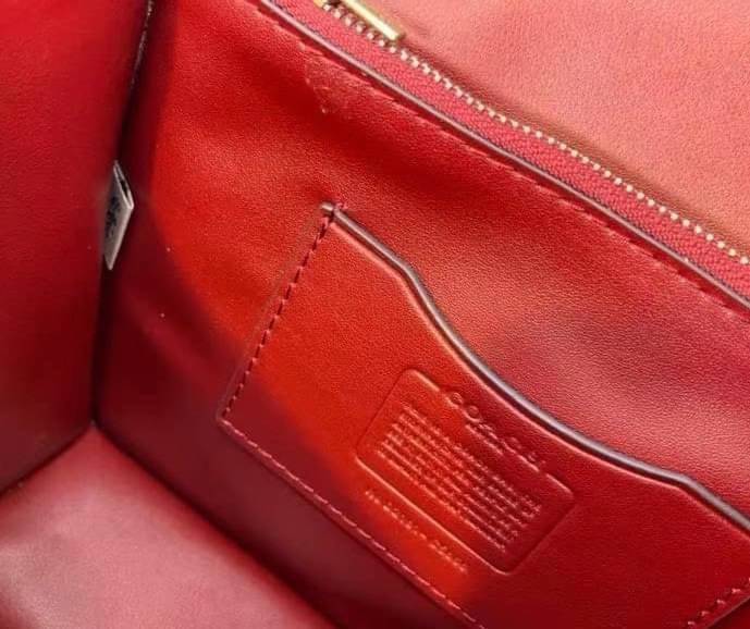 ใบจริงสวยหรูมากๆค่ะ💥 COACH ALIE TOP HANDLE IN SIGNATURE JACQUARD ((C4822)) พร้อมส่งที่ไทยค่ะ! กระเป๋าหิ้ว//สะพายข้าง วัสดุ Jacquard+หนังแท้ได้ลงตัวสวยงามมากๆค่ะ คลาสสิคสุดๆ เปิดปิดกระเป๋าแบบกดล็อค ช่องหลักกางออกได้กว้างสามารถใส่กระเป๋าเงินใบกลางได