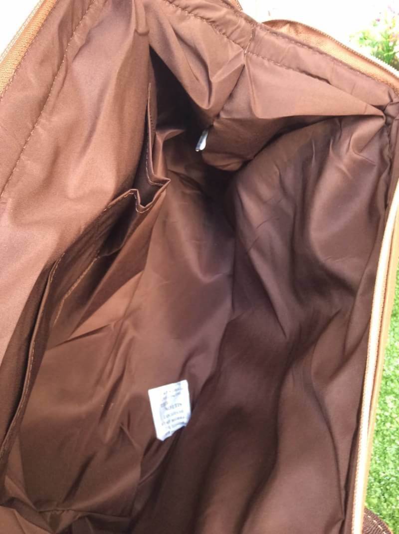 Anello PU Leather boston bag แบรนด์ฮิตติดชารจ์กับรุ่นใหม่ที่ไม่ควรพลาดรุ่นนี้เป็นหนัง pu กันน้ำได้ ใช้งานง่าย เปิดปิดด้วยซิปคู่ ปากกระเป๋ามีโครงเปิดได้กว้าง จุของได้มาก มี่ช่องเล็กด้านใน อีก 2 ช่อง ใส่หนังสือ Notebook หรือเสื้อผ้าได้คะ ด้านใต้มีหมุดรองฐาน