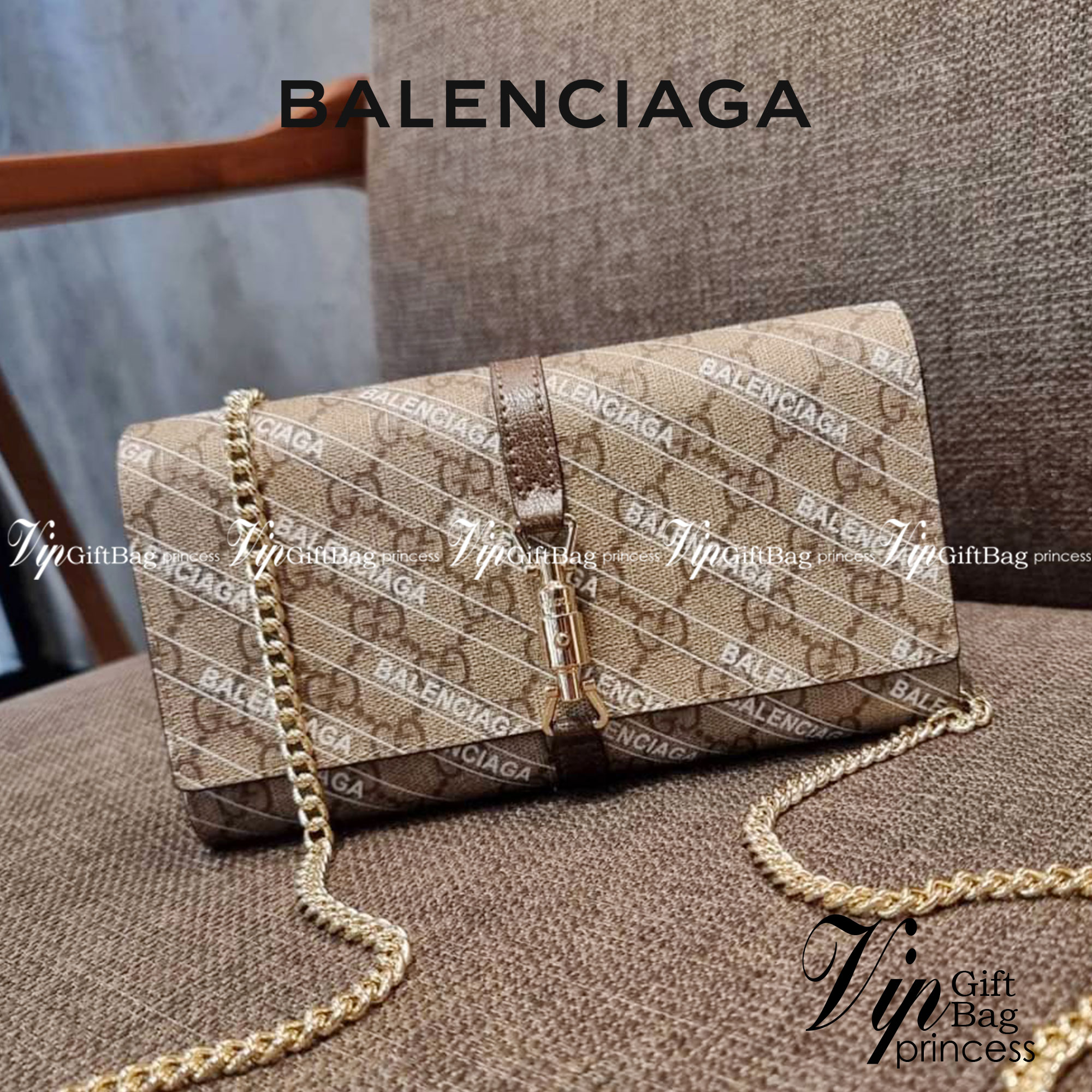 คลัชท์สุดหรูขึ้นแท่นต้องใบนี้เลย GG×Balenciaga woc bag กระเป๋าสะพาย crossbody เป็นคลัชท์ได้ในตัว ดีไซน์คลาสสิควินเทจ ดึงดูดและสะกดสายตาด้วยอะไหล่ดีเทลหรูของอะไหล่สีทอง วัสดุหนังแคนวาส ทนทาน ดูแลรักษาง่าย เปิด-ปิดด้วยอะไหล่เสียบล็อค ภายในแบ่งสัดส่วนลงตัวมา