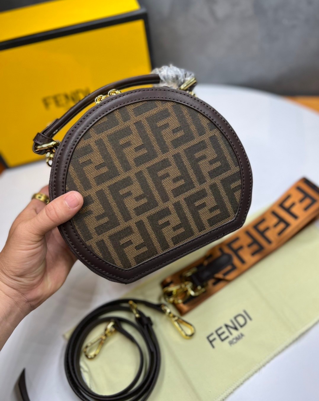 หนังแท้ FENDI CROSSBODY BAG / fendi circle bag / Fendi Round Monogram Crossbody Bag กระเป๋าสะพายทรงกลมสวยเด่น มีดีเทลเพิ่มความหรู ด้วยสีของอะไหล่ วัสดุหนังแคนวาสสลับหนังแท้ ภายในโล่งกว้าง มีช่องซิปแยกให้อีก ใช้งานง่าย พร้อมสายสะพาย 2 เส้น สายสะพายครอสปรับ