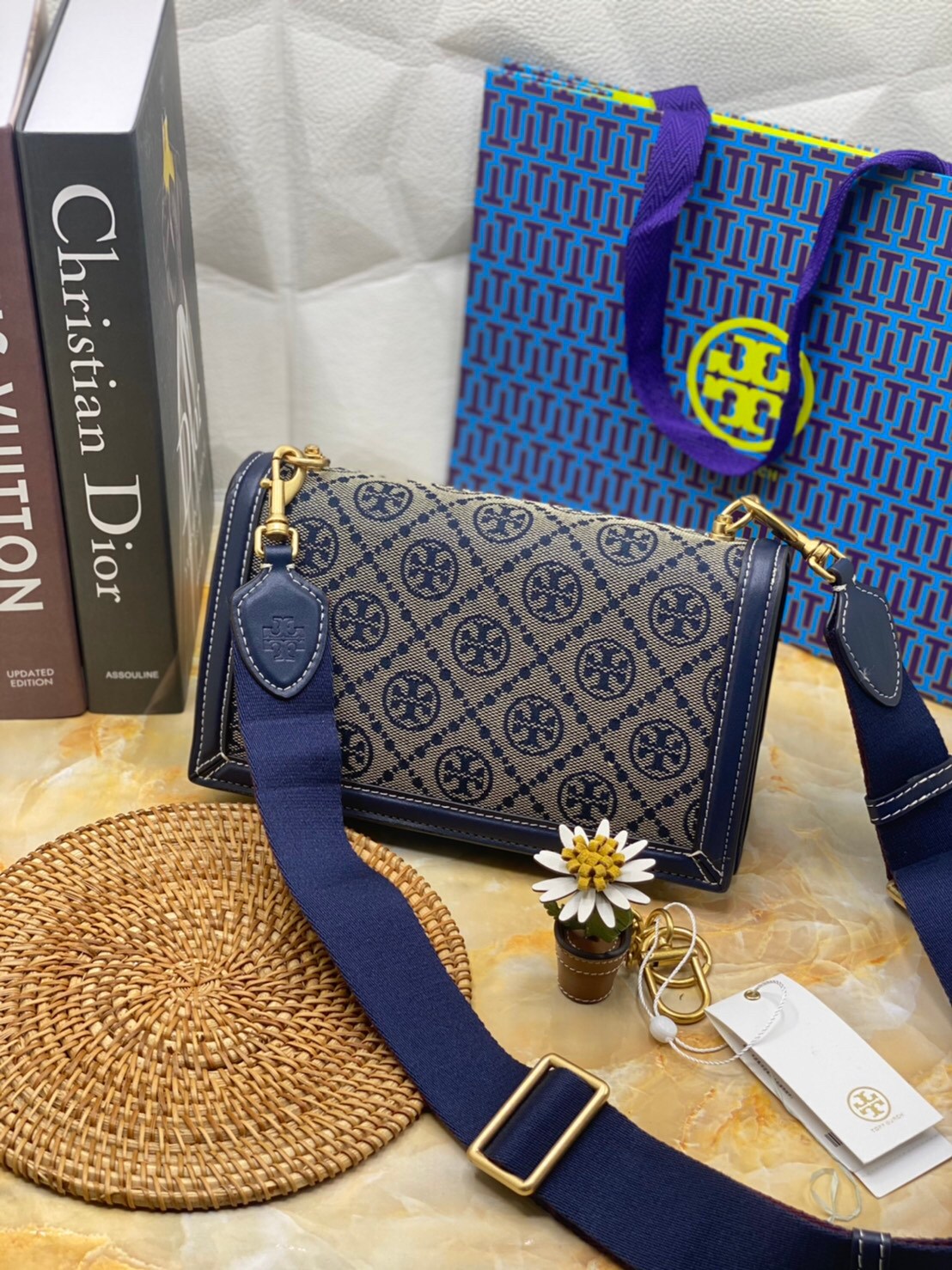 Medium Tory burch t monogram jacquard shoulder bag คอลเลคชั่น T Monogram สำหรับคอลเลคชั่นฤดูใบไม้ผลิ 2021 เราสร้างสรรค์ลายโมโนแกรมที่ได้รับแรงบันดาลใจมาจากลวดลายการถักทอผ้าห่มของชาว Pennsylvania Dutch แบบดั้งเดิม เป็นการเฉลิมฉลองโลโก้สุดไอคอนนิคของแบรนด์ 