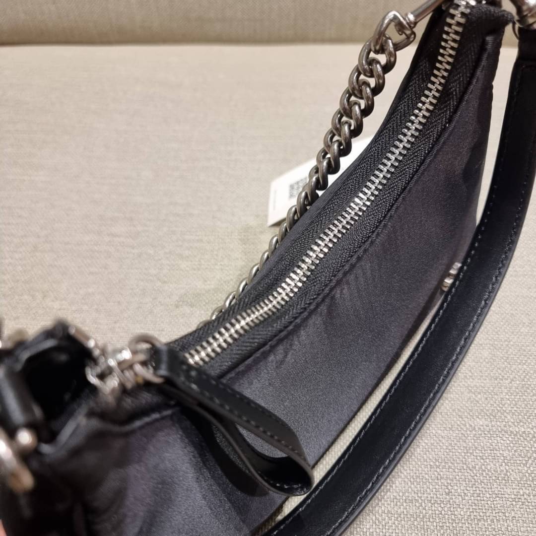 TORY BURCH MERCER NYLON SMALL SHOULDER BAG ใหม่ก่อนใคร!! กับคอลหวานๆ สดใสๆ กระเป๋าสะพายทรงโฮโบ ขนาดกะทัดรัด ฟังก์ชั่นการใช้งานจัดแบบเต็มที่ ด้วยสายสะพายถึง 3 เส้น สายโซ่คล้องแขน สายหนังแบบสั้นคล้องไหล่ และสายสปอร์ตเส้นใหญ่ ดูดี!! คุ่มแค่ไหนคิดดู!! วัสดุผ้