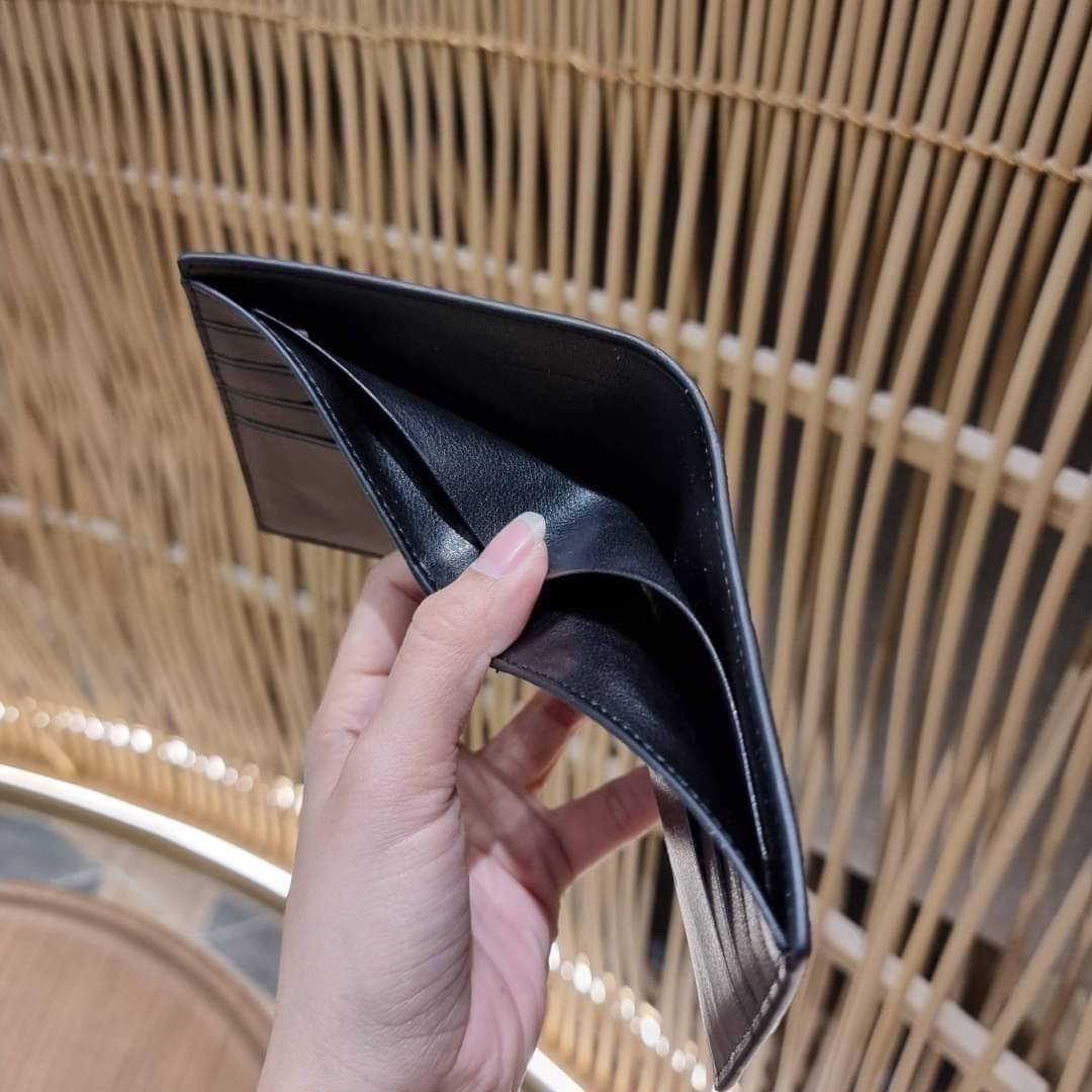 COACH 75371 COMPACT ID WALLET IN SIGNATURE CROSSGRAIN LEATHER กระเป๋าสตางค์ผู้ชาย ลาย c นูนเต็มใบ หนัง crossgrain อีกรุ่นที่ยอดขายไม่เคยตก 🤑🤑 ใบจริงดูผู้ดี ดูแพง!! ภายในมีช่องใส่บัตรได้เยอะ ใส่ธนบัตรได้ทุกใบ ซื้อให้คุณหนุ่มๆรับรองประทับใจไ