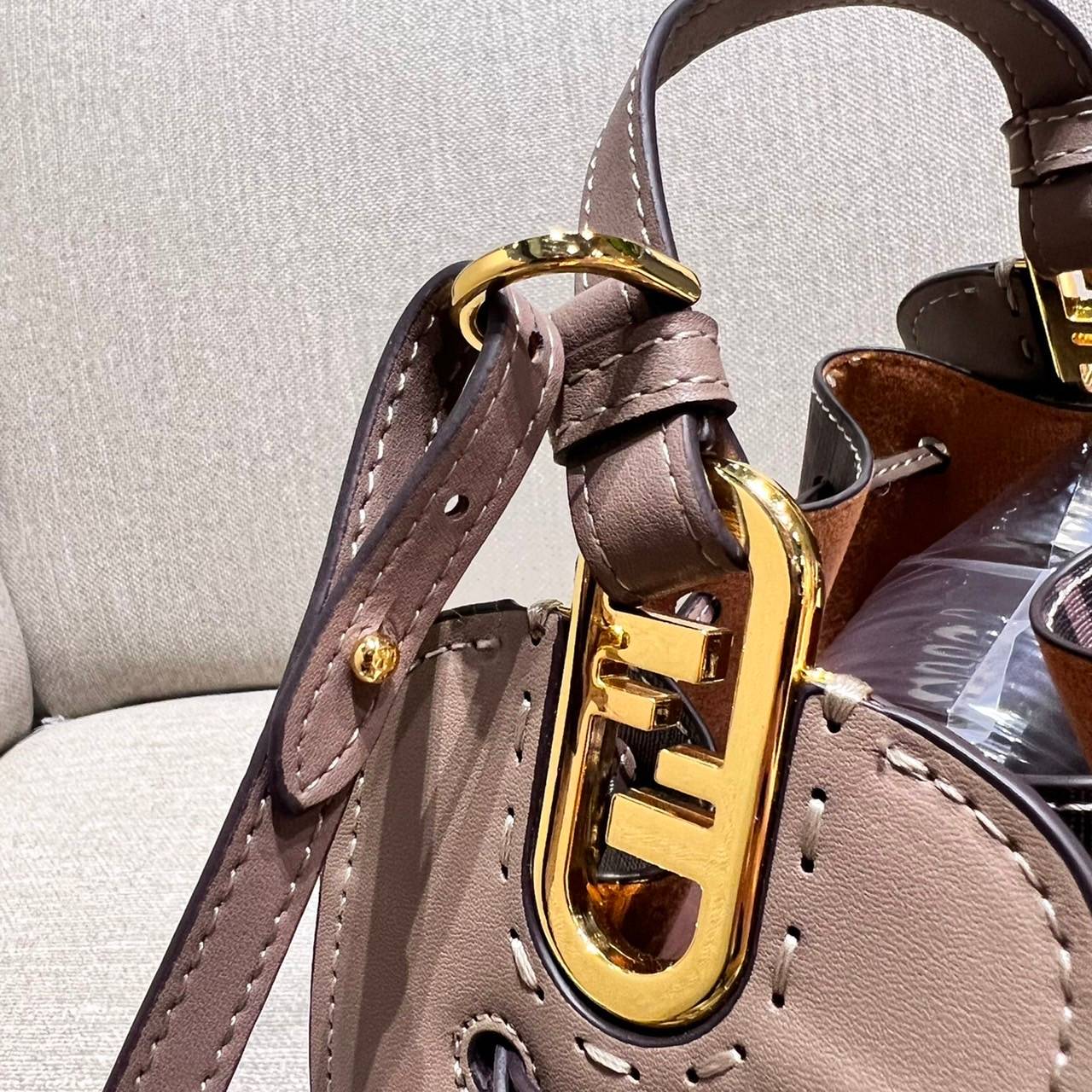 Fendi Pomodorino mini FF leather bag / FENDI FF mini bag รุ่นลิมิเต็ด หายาก ขนาดกำลังสวย ดีไซน์ทรงไม่ซ้ำใคร เก๋ๆตรงดีเทลรูดเก็บปากกระเป๋า วัสดุหนังแคนวาสเคลือบลาย มาพร้อมหูจับในตัว และสายครอสมีมาให้ ปรับได้เล็กน้อย ภายในโล่งกว้าง ใส่ของจำเป็นได้ครบ ใบจริง