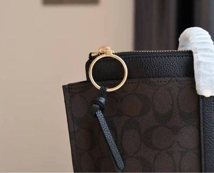 COACH 2319 MAY TOTE IN COLORBLOCK SIGNATURE CANVAS กระเป๋าโท้ท ดีไซน์ใหม่ล่าสุด!! 💕💕 เก๋ตรงปากกระเป๋า คล้ายกระเป๋าซ้อนในตัว สีตัดกับตัวกระเป๋าได้อย่างลงตัว ทรงสวย ใบใหญ่ใส่ของได้เยอะ เปิด-ปิดด้วยซิป รูดใช้งานง่าย ภายในโล่งกว้าง ด้านหลังมีช