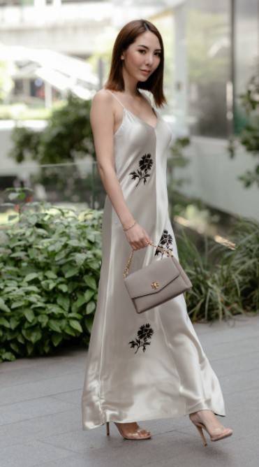 TORY BURCH KIRA MIXED-MATERIALS TOP-HANDLE SATCHEL กระเป๋าสะพายข้าง วัสดุหนังแกะสังเคราะห์ อะไหล่ทอง ด้านหน้าประดับโลโก้แบรนด์ ตกแต่งสายโซ่ห้อยสีทอง (สามารถถอดออกได้) เปิด-ปิดด้วยตัวล็อคหมุน ภายในโล่งกว้าง ซับในบุผ้าลายแบรนด์ แบ่งออกเป็น 3 ช่องใหญ่ พร้อมช