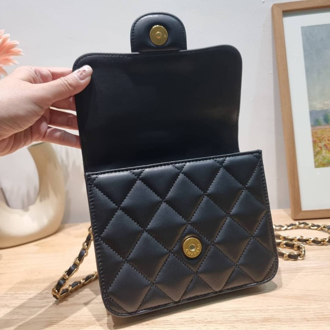 Chanel flap bag with chain กระเป๋าสะพายสุดหรู สวยดูแพง รูปทรงคลาสสิค ขนาดกำลังพอเหมาะ สายสะพายโซ่ในตัว น้ำหนักเบา
