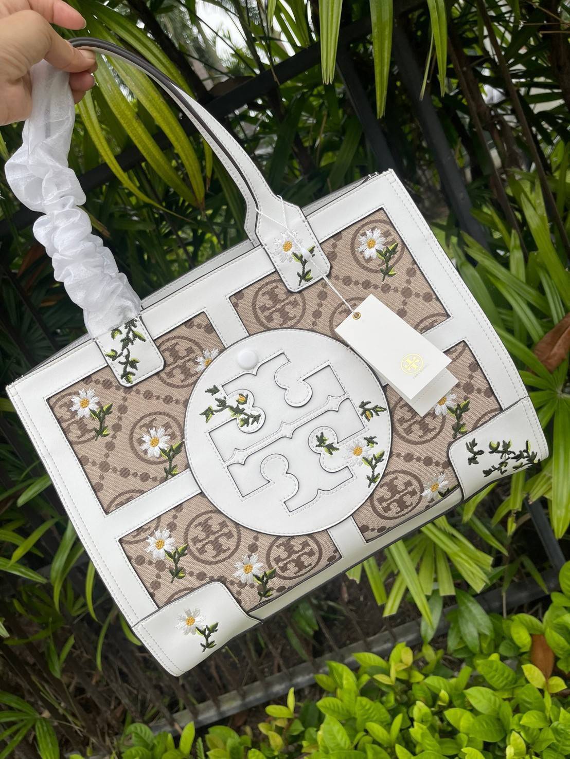Tory burch ella jacquard embroidered quadrant tote ลายโมโนแกรม (Monogram) สัญลักษณ์สุดโดดเด่นที่คิดค้นขึ้นมาเพื่อให้แบรนด์มีเอกลักษณ์ สำหรับรุ่นนี้เป็นกระเป๋าที่ใส่ของได้เยอะ สามารถใส่สิ่งของที่จำเป็นสำหรับการทำงานได้ ง่ายต่อการถือและการหยิบใช้ข้าวของในกร