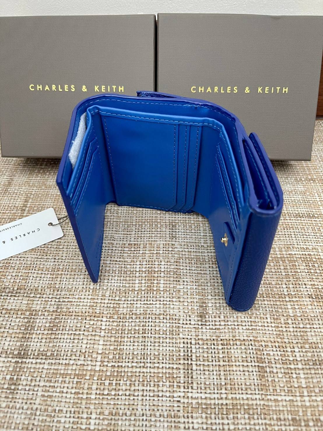 CHARLES & KEITH MINI SNAP-BUTTON SMALL WALLET กระเป๋าเงินใบ 3 พับสุดคลาสสิค ขนาดกระทัดรัดเหมาะกับการพกพาและใช้กับกระเป๋าใบเล็กมากๆเลยค่า