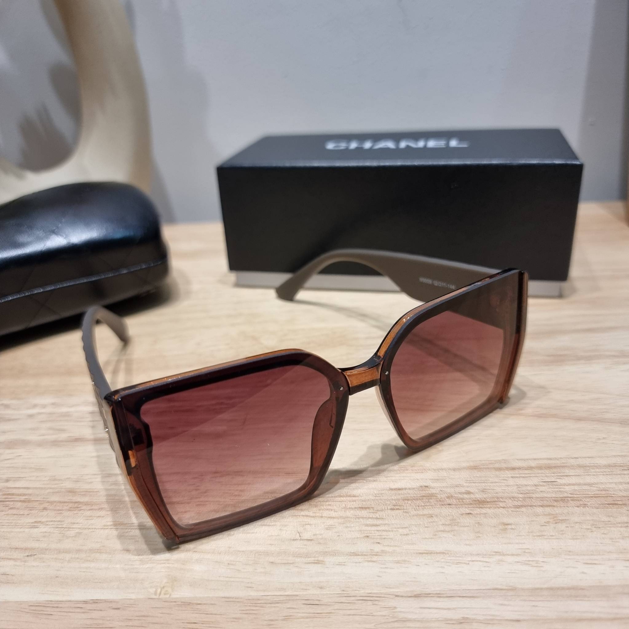 Chanel Sunglasses UV protection gift Box set สุดคุ้ม มาพร้อมอุปกรณ์ครบเซ็ท ดีไซน์ชิคมากแม่!! รับรองไม่ซ้ำใคร ใส่เสริมโหงวเฮ้ง ดูผู้ดี มีพกติดตัวไว้ไม่ตกเทรนด์ ใช้ได้ทุกโอกาส