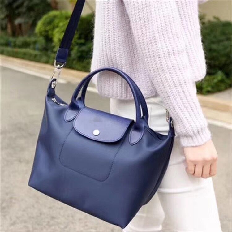 8สี พร้อมส่ง Longchamp LE PLIAGE NÉO TOP HANDLE BAG (medium size) อีกหนึ่งรุ่นยอดนิยม ที่สาวๆ ต้องมีไว้เก็บไว้สักใบ กระเป๋าโท้ทใบนี้ มาพร้อมกับสีที่มีสไตล์เรียบง่าย มีสายสะพายยาวปรับสั้นยาวได้ช่วยให้คุณสามารถสะพายไหล่ได้อย่างสบาย ในตัวสายปักโลโก้อันเป็นสั