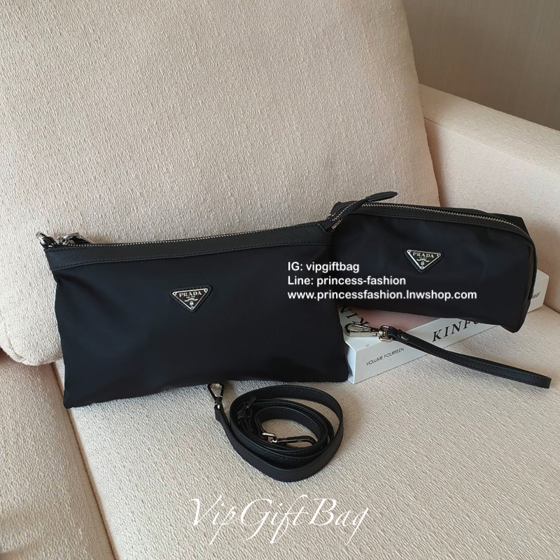 PRADA DUO SET CROSSBODY" ซื้อ 1 ได้ถึง 2 ใบ คุ้มมากค่ะ วัสดุทำจากผ้า Nylon อย่างหนา ใบใหญ่ มีสายหนังปรับได้3ระดับ เปิดปิดด้วยซิปภายในบุผ้าลายแบรนด์อย่างดี มีป้ายโลกะแบรนด์ ใส่กระเป๋าสตางค์ยาว มือถือ เครื่องสำอางค์ ได้สบายคะ ขนาดกะทัดรัด ไม่ใหญ่ไม่เล็