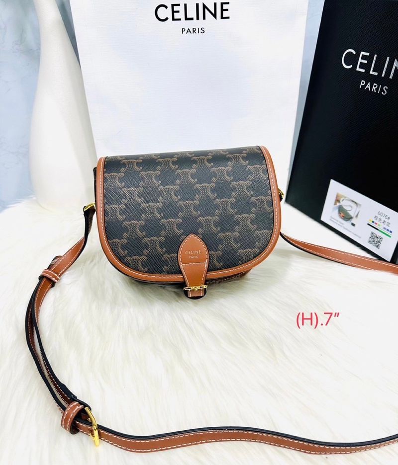 CELINE Folco bag in Triomphe canvas and Leather กระเป๋าสะพายข้าง รุ่นตามหาเข้าเพิ่มเติมสต๊อกพร้อมส่งแล้วค่าสาวๆ รุ่นยอดฮิต ขายดีไม่มีตก ทรงสวยโดดเด่นเป็นเอกลักษณ์ ดีไซน์โค้งมนสวยงาม