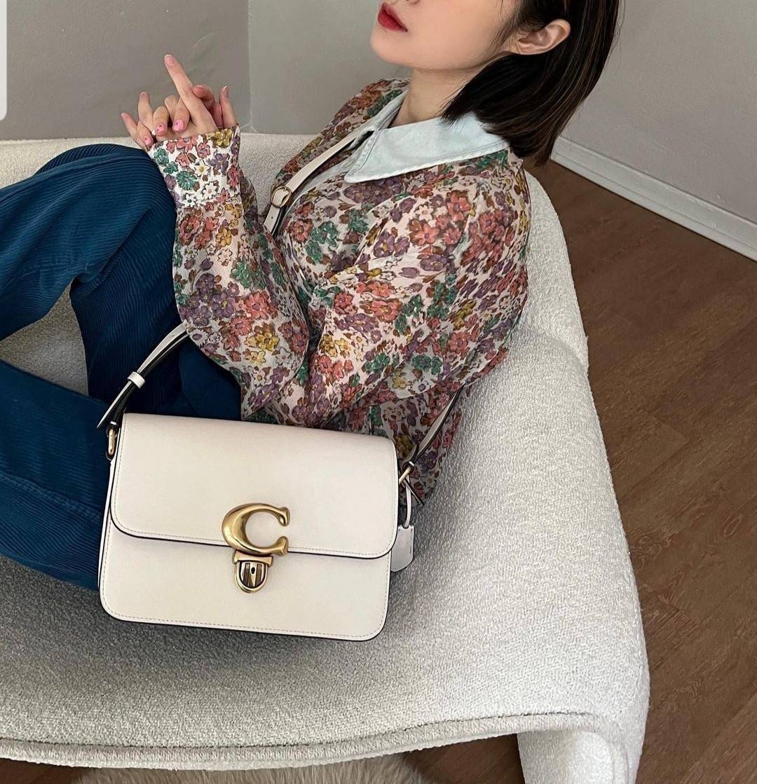 COACH STUDIO GLOVETANNED LEATHER SHOULDER BAG (C6641)🌺ห้ามพลาดเด็ดขาด!! สวยละมุน เรียบหรู ดูแพงสุดๆ!! //กระเป๋าถือ กระเป๋าสะพาย ดีไซน์เนี้ยบ! เฉียบมาก!// วัสดุหนังแท้ หนังเรียบเต็มใบ อยู่ทรง สวยมากๆ ดีเทลเรียบหรู ผู้ดีสุดๆ!// ด้านหน้าเปิด-ปิดด้วยต