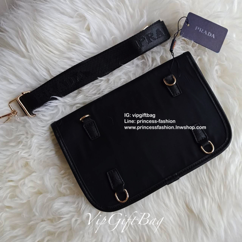 Prada Bag ทรงใหม่มีไว้ไม่ซ้ำใครแน่นอนคะ จะสะพายข้าง หรือ คาดอกก็ได้คะ วัสดุทำจากผ้าNylon กันน้ำ ตัวอะไหล่สีเงิน ขนาดกำลังดี ใส่ของได้เยอะคะ มือถือ กระเป๋าตังใส่ได้ สบายๆคะ ด้านหน้าและด้านหลังมีช่องซิปแยกให้อีกคะ ใช้ได้ทั้งผู้ชายผู้หญิงเลยคะ ด้านข้างกระเป๋