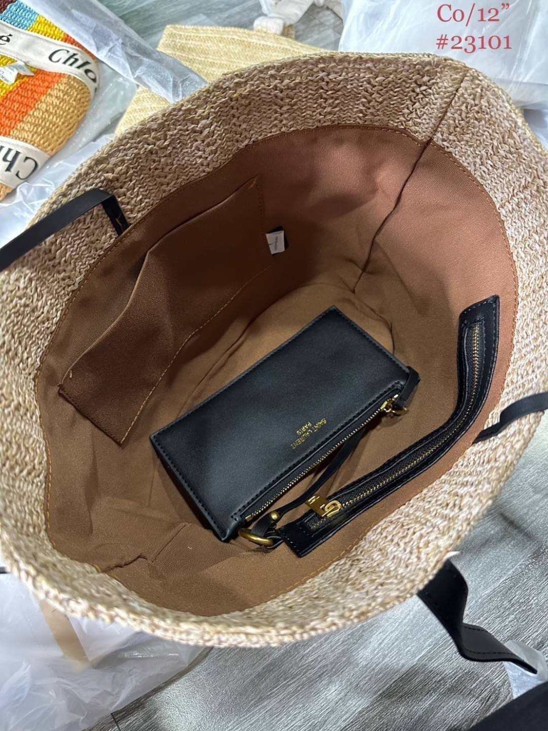YSL Panier Medium Raffia Tote Bag กระเป๋าสะพายสานทรงโท้ทยูนีค ที่เติมดีเทลความหรูด้วยตัวกระเป๋าเป็นวัสดุสังเคราห์จากธรรมชาติ สานทอเต็มใบออกมาเป็นลวดลายสวยงาม ภายในโล่งกว้างมาก