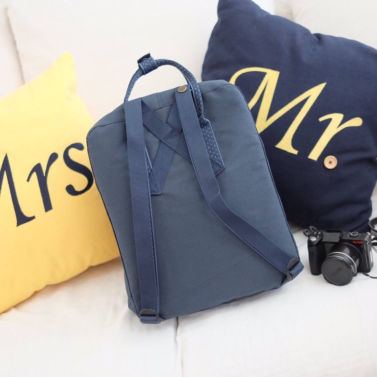 Kanken backpack กระเป๋าเป้สุดฮิต คุณสมบัติมีความทนทานสูงและสามารถกันน้ำ ทำจากเส้นใยพิเศษ เรียกว่า Vinylon-F มีซิปกลางที่เปิดเข้าไป ส่วนข้างในกระเป๋า ด้านในจะมีโฟมสำหรับรองแผ่นหลัง สะพาย สะพายสบายค่ะ เหมาะเป็นกระเป๋าเป้ที่สะพายไปโรงเรียน วันว่างสบายๆ หรือเ