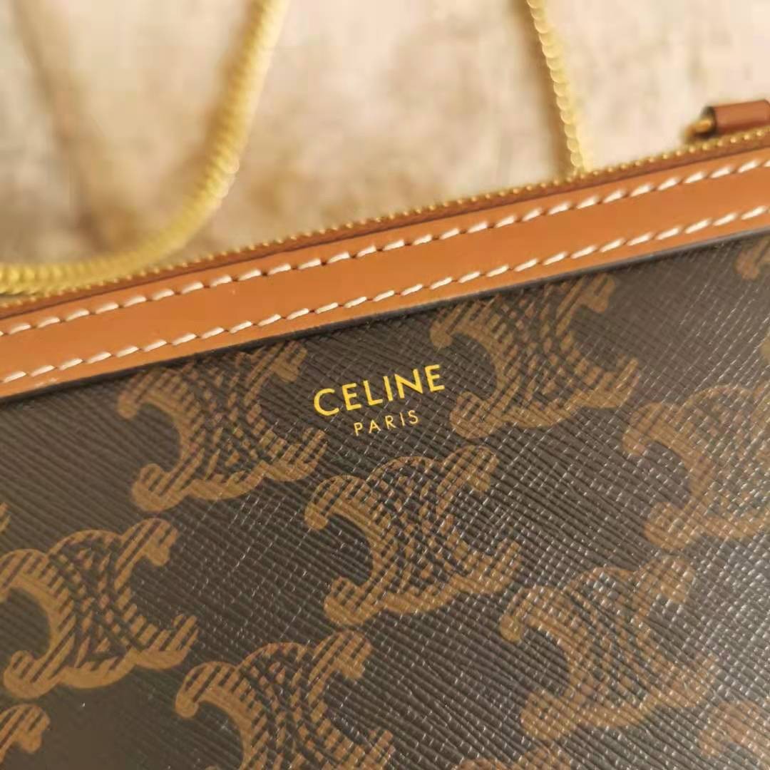 VIP 】หนังแท้ CELINE CLUTCH WITH CHAIN IN TRIOMPHE CANVAS AND LAMBSKIN WHITE/TAN กระเป๋าคลัทช์ดีไซน์เรียบหรูออกแบบมาได้อย่างลงตัว พร้อมสายสะพายโซ่ทองสุดหรู ด้วยรูปทรงที่สวยงามและทันสมัย สามารถใส่กระเป๋าสตางค์ใบสั้นหรือเครื่องสำอางค์ได้ตามขนาดกระเป๋า ในเรื่