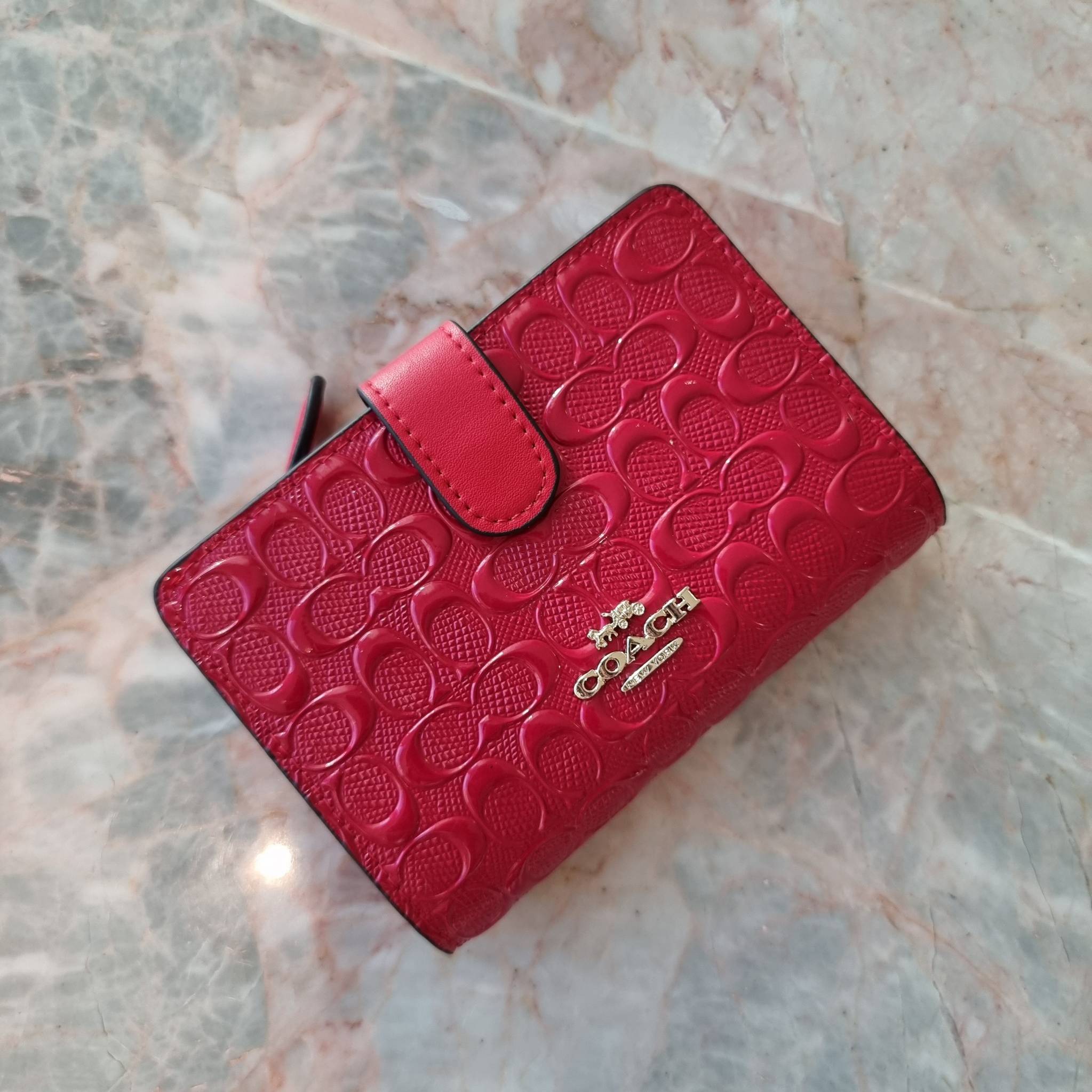 OUTLET 】COACH F25937 MEDIUM CORNER ZIP WALLET กระเป๋าสตางค์ใบกลาง 🔥 รุ่นหนังแก้วสุดฮอต!! สวยหรู ขนาดกำลังเหมาะมือ ดูดีดูแพงทุกสี มีช่องใส่บัตรและธนบัตรครบ และมีช่องแยกสำหรับใส่เหรียญ มาให้ครบเซ็ท พร้อมเสิร์ฟความสวยให้ถึงบ้านไปเลยจ้า